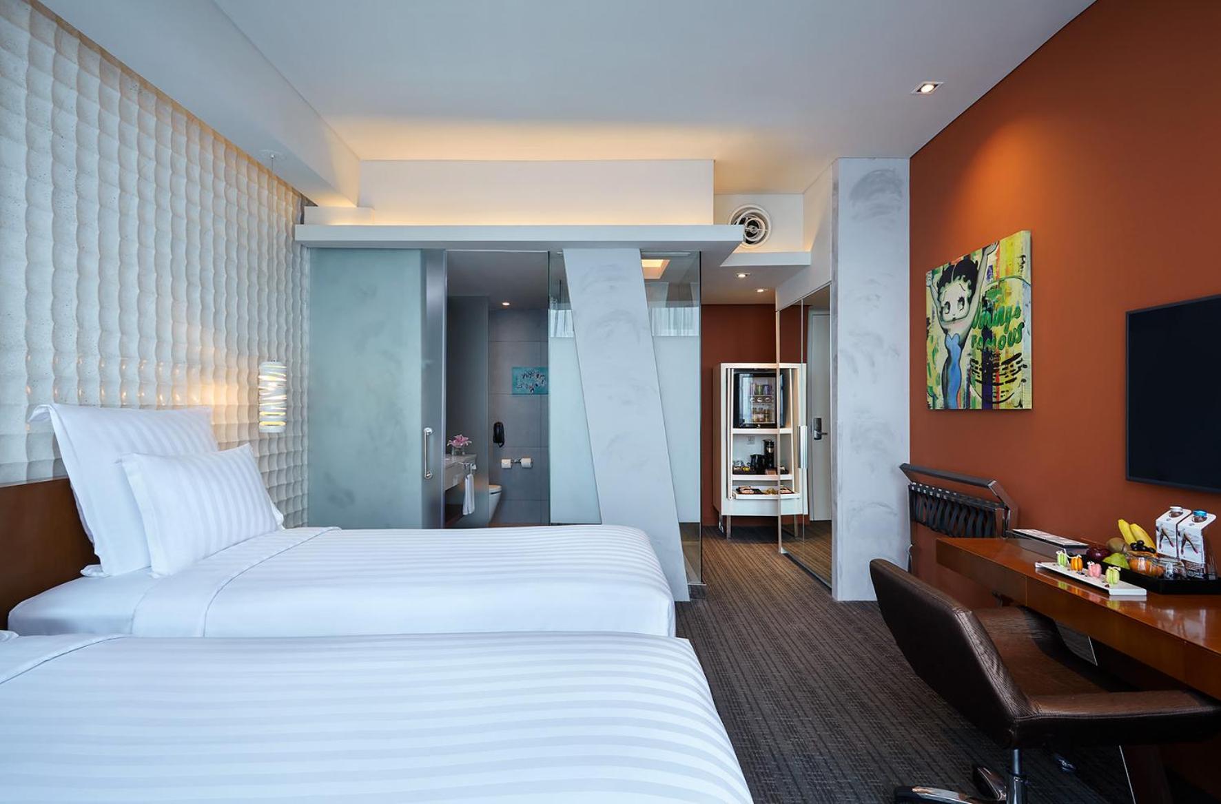 Executive Deluxe Twin Room - Lounge Access thumbnail 5