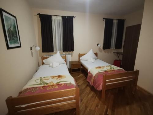 Standard Twin Room - Photo 3