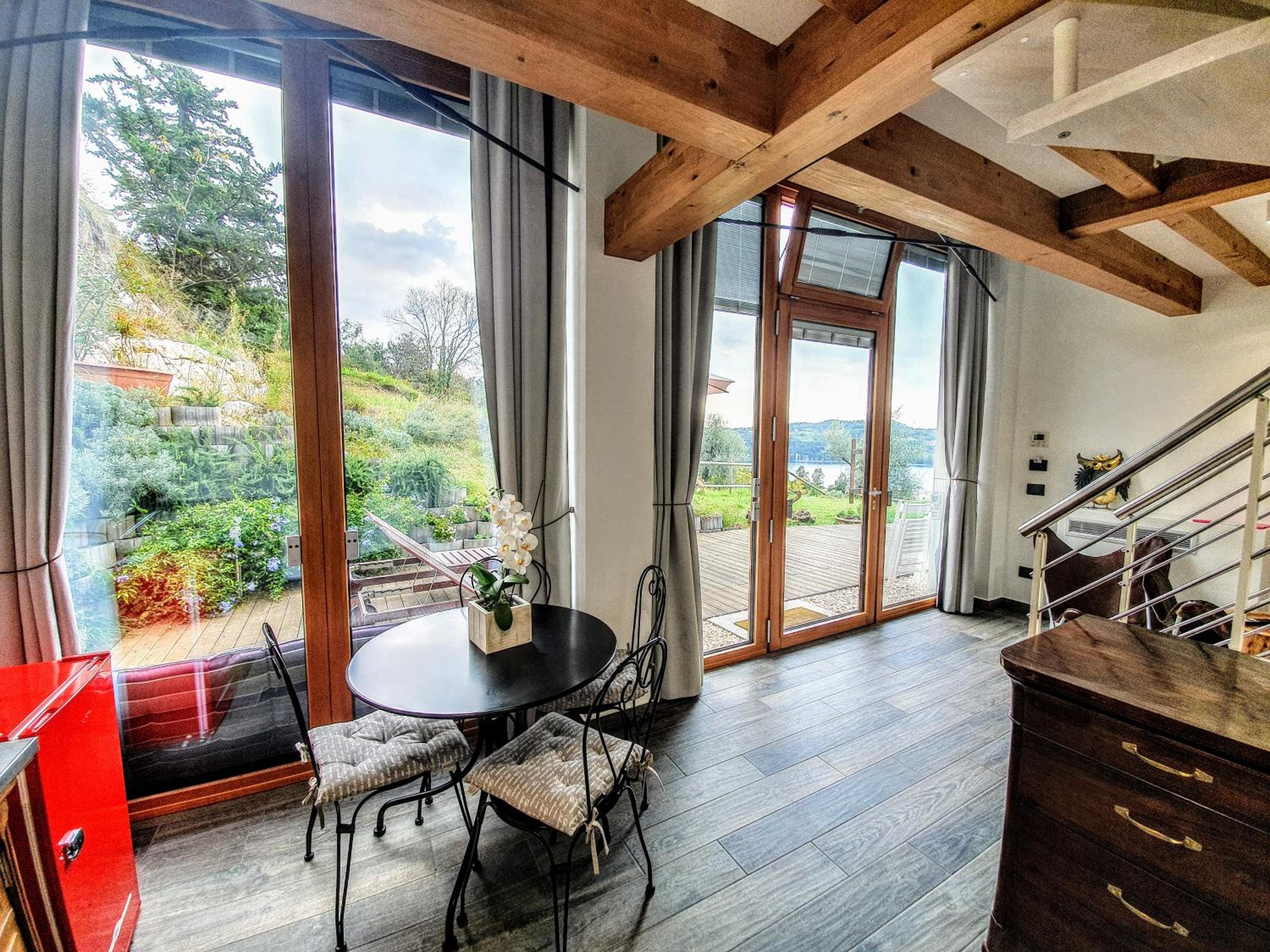 Apartment with Lake View