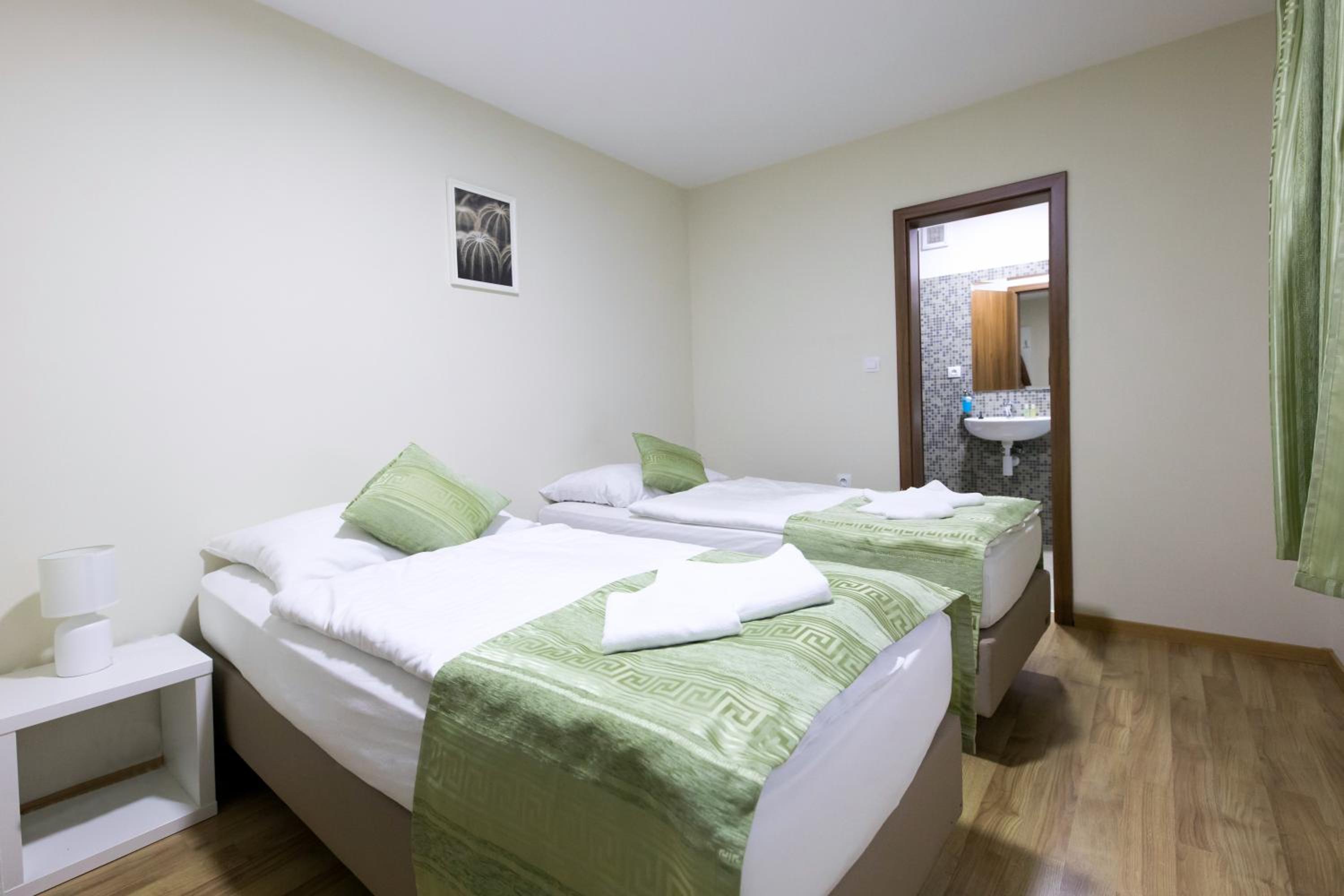 Economy Twin Room - Photo 3