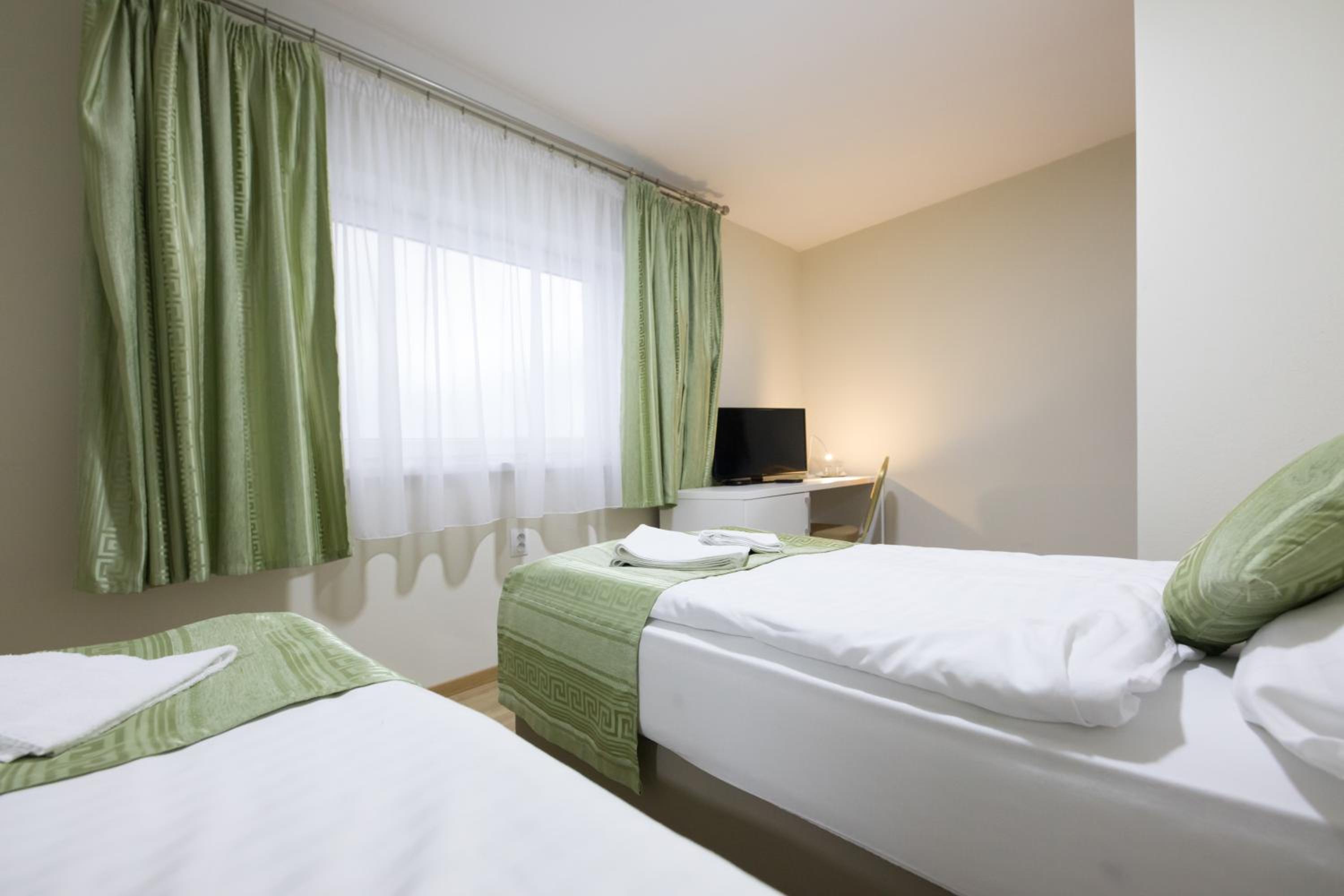 Economy Twin Room - Photo 1