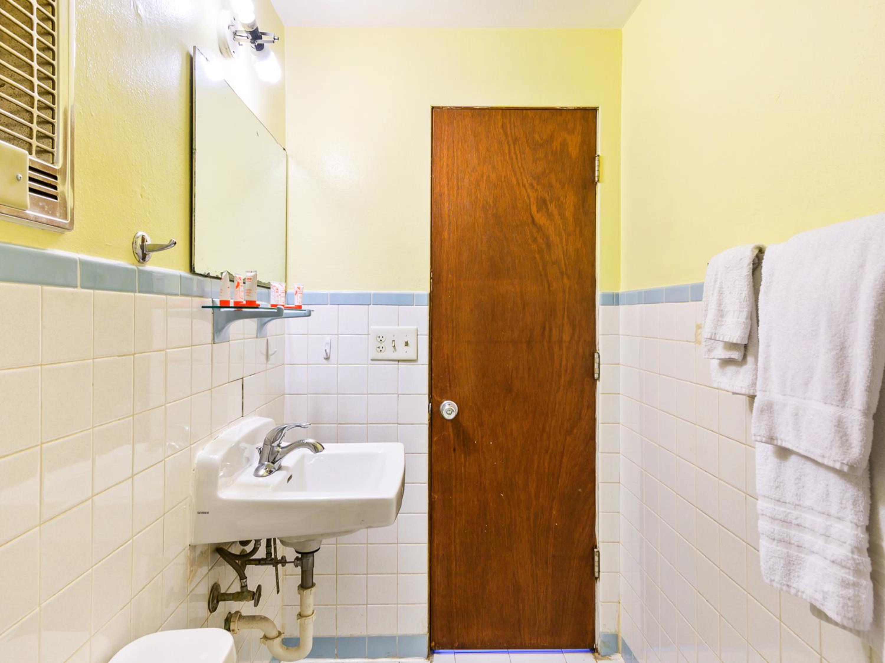 Double Room with Two Double Beds - Photo 8