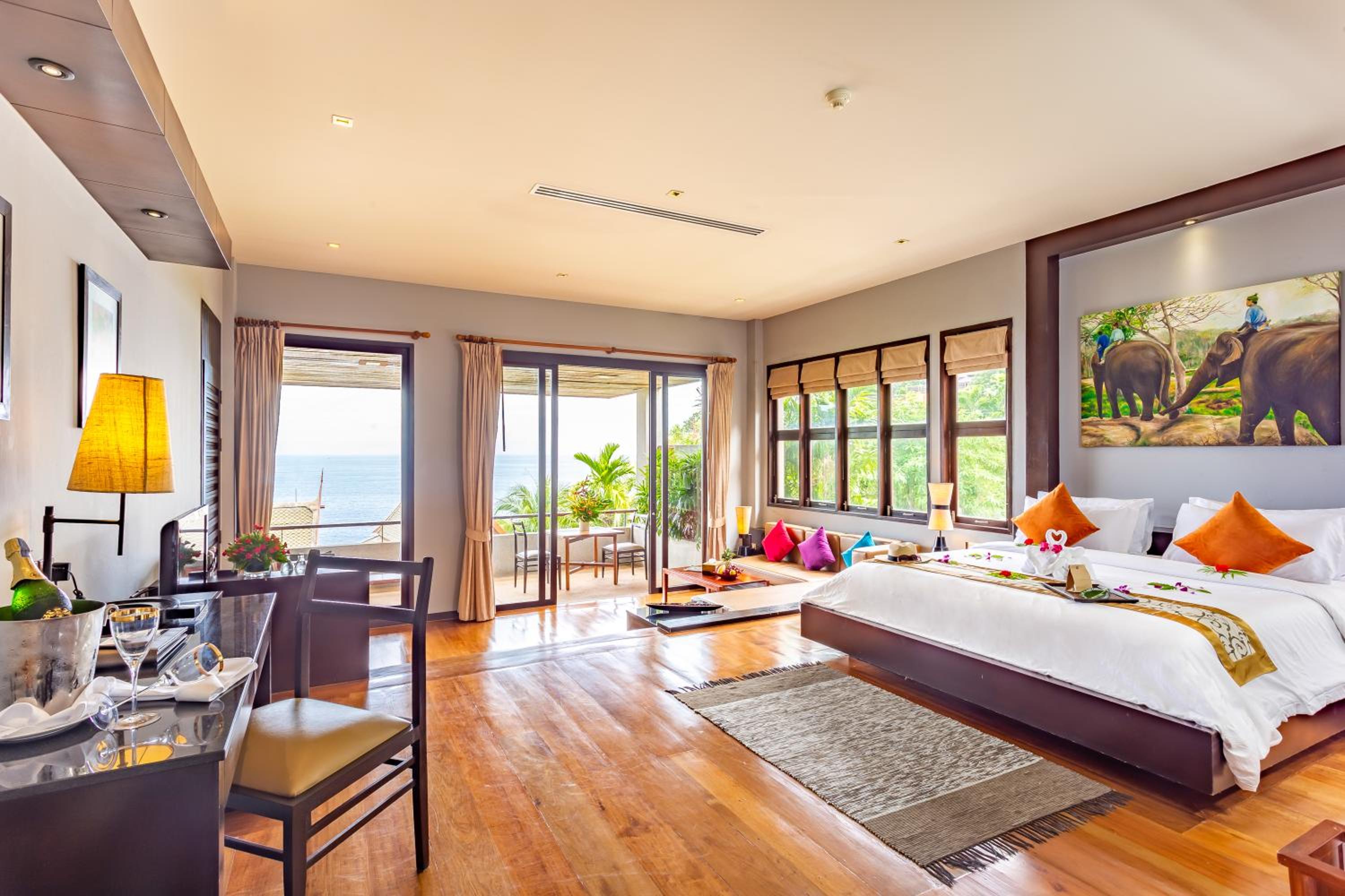 Grand Thai with Natural Ocean View and Spa Bath