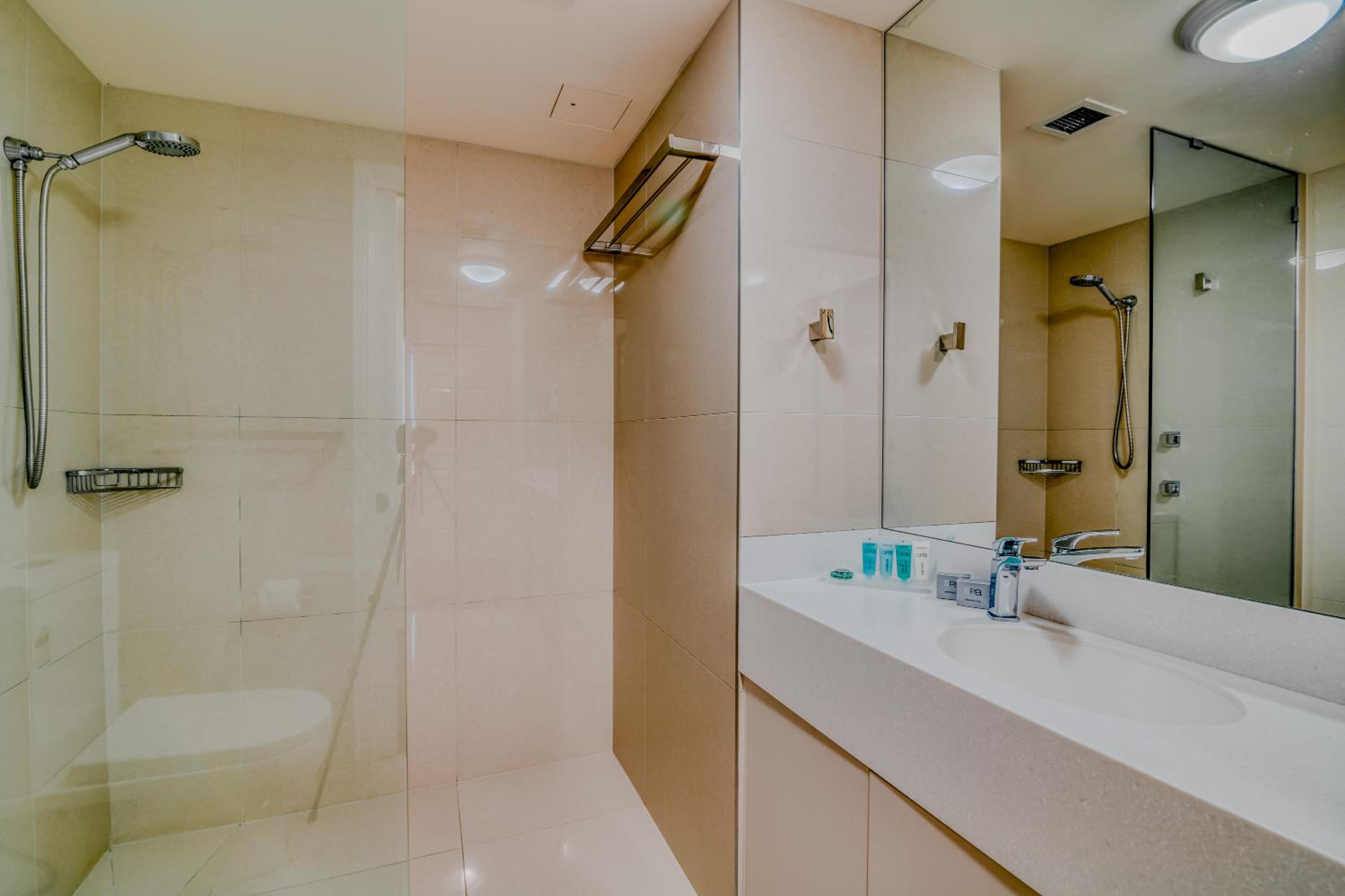 Superior One-Bedroom Apartment with Ocean View - Photo 2