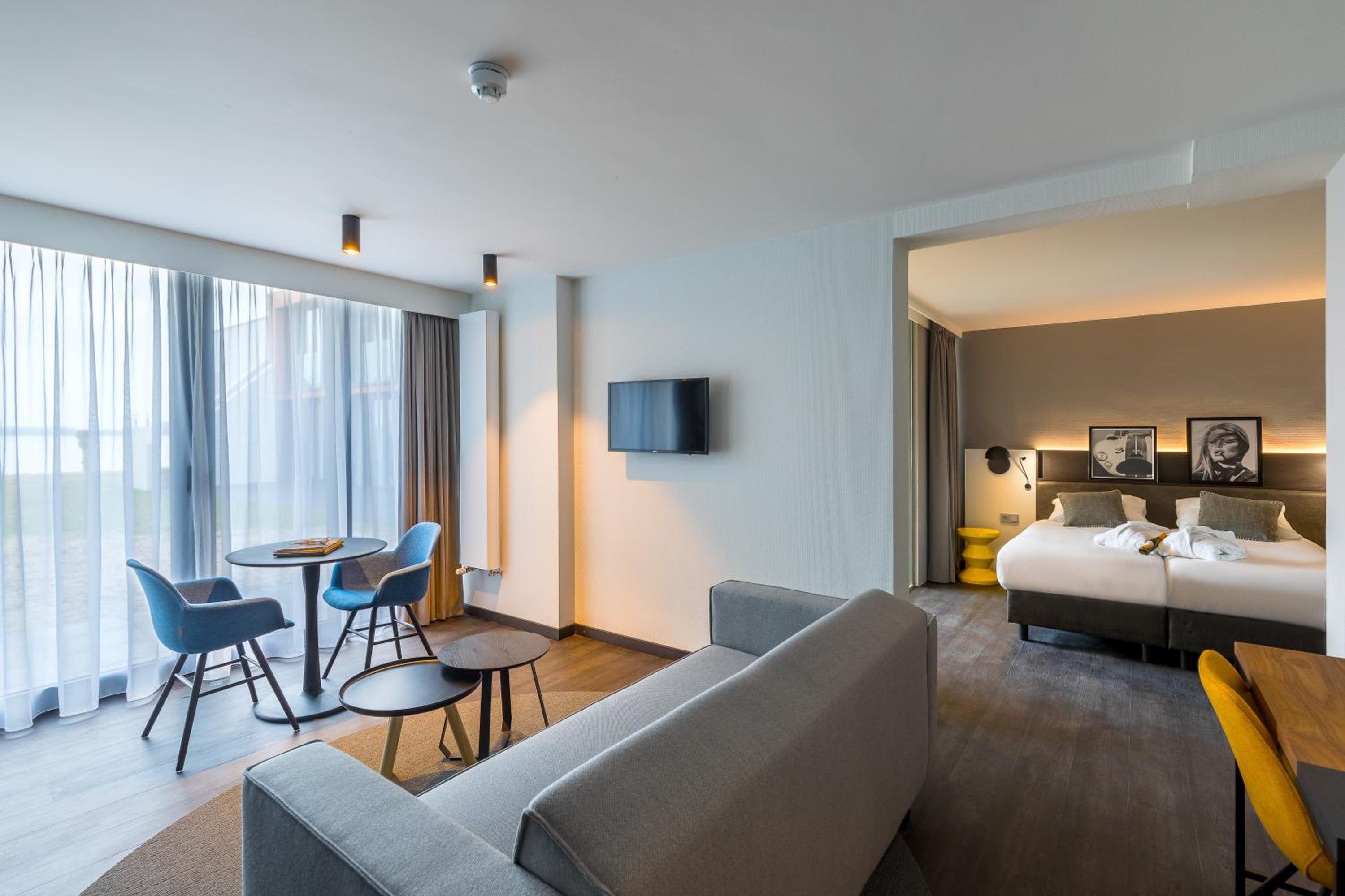 Suite with Lake View - Photo 3