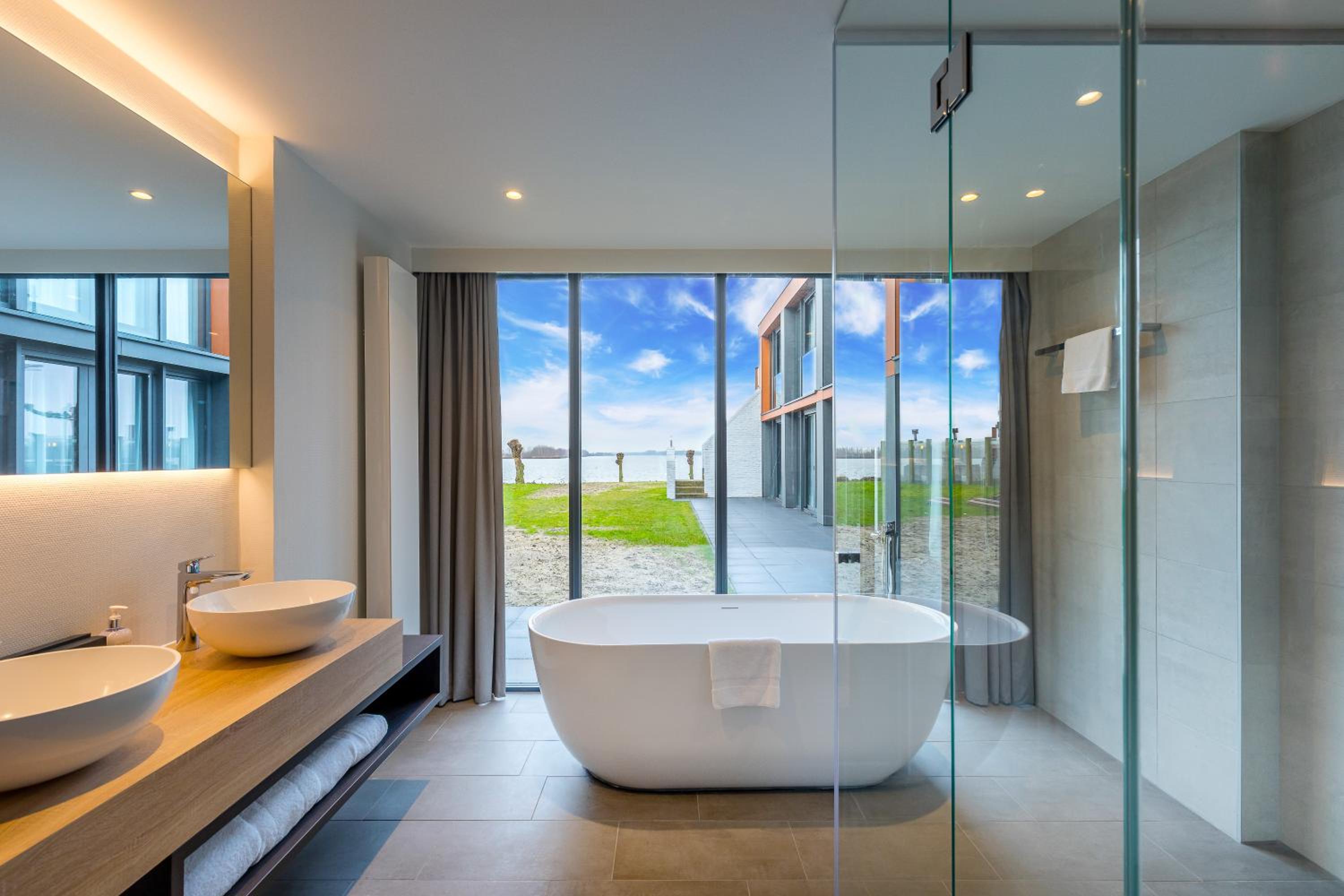Suite with Lake View - Photo 2