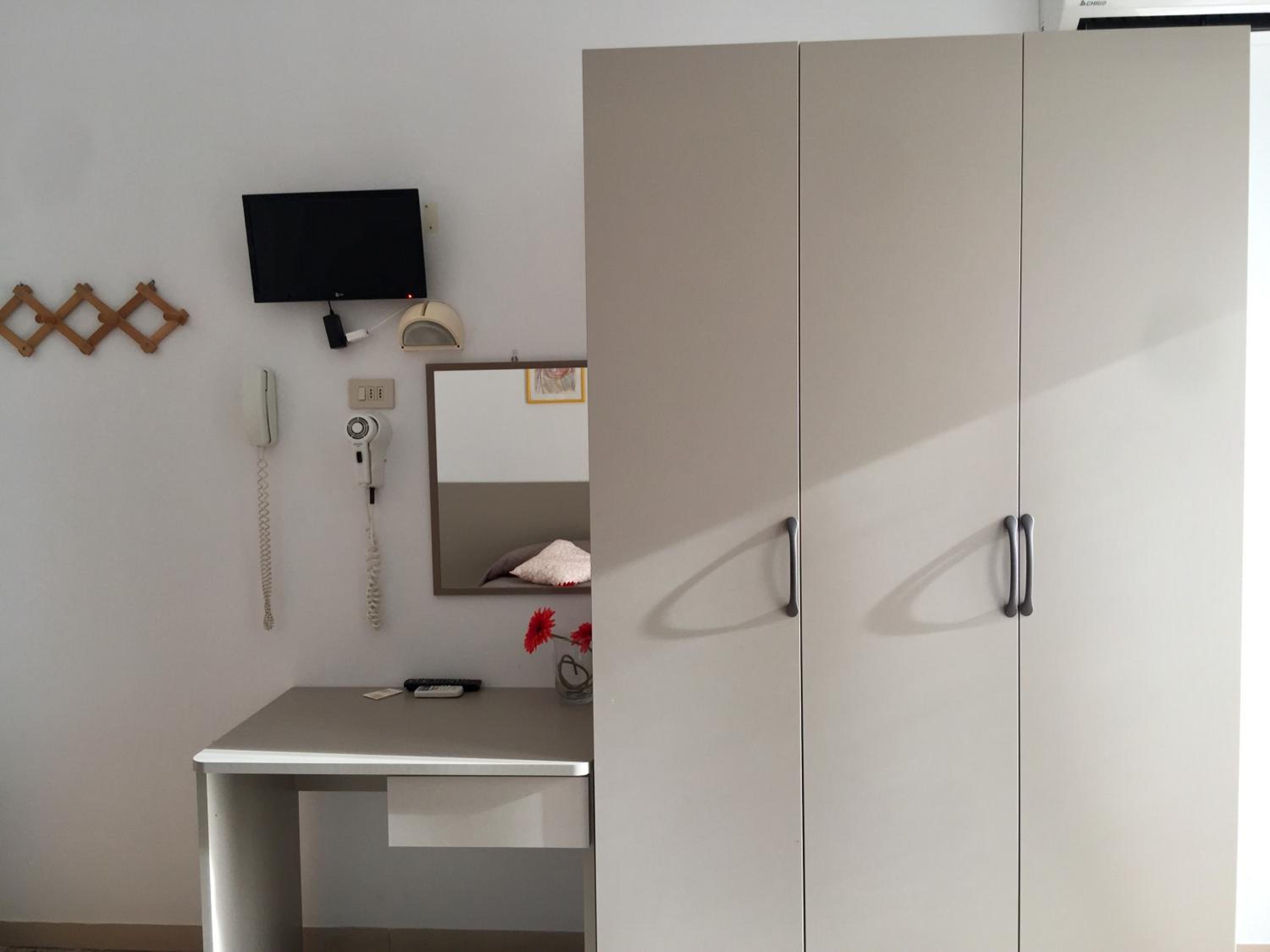 Double or Twin Room with Balcony - Photo 7