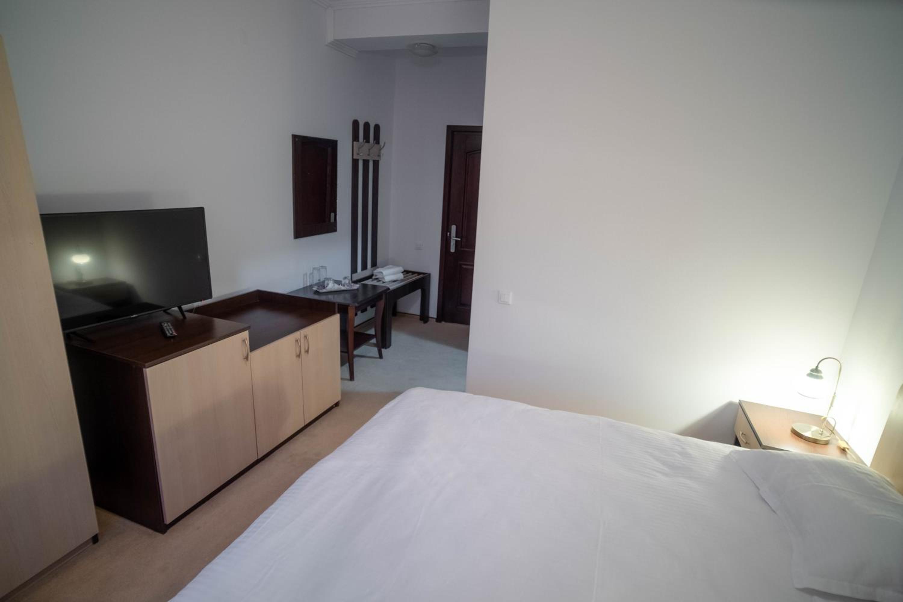Twin Room with Mountain View - Photo 3