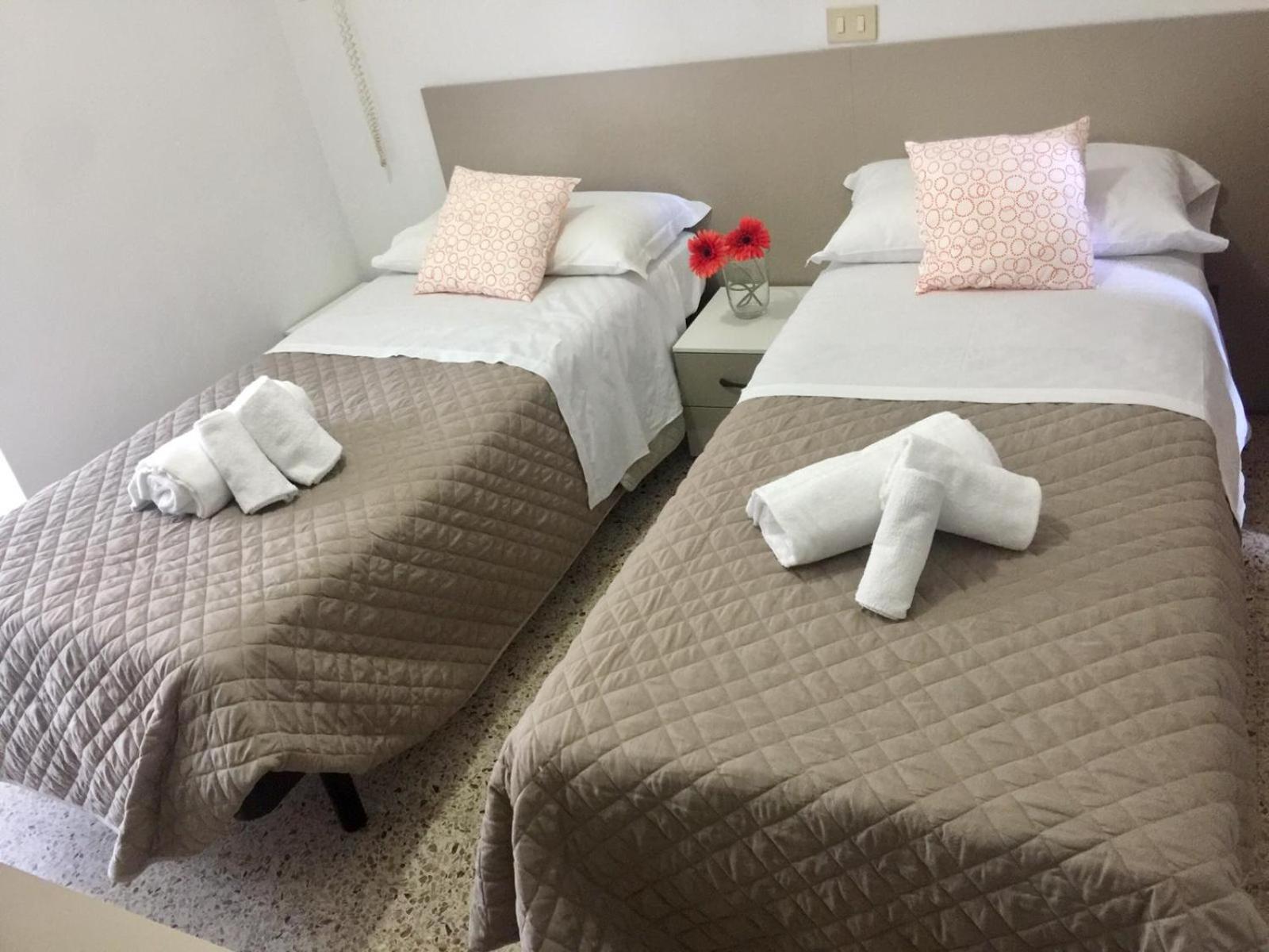 Double or Twin Room with Balcony - Photo 6