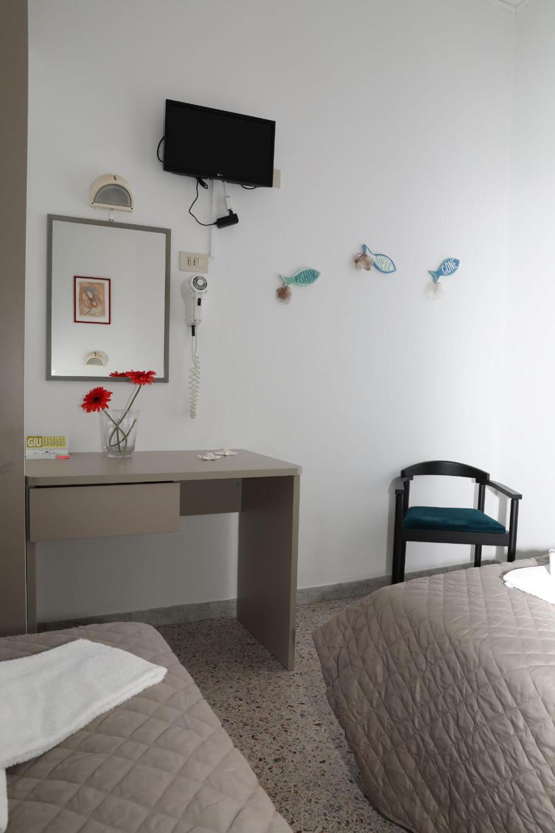 Double or Twin Room with Balcony - Photo 2
