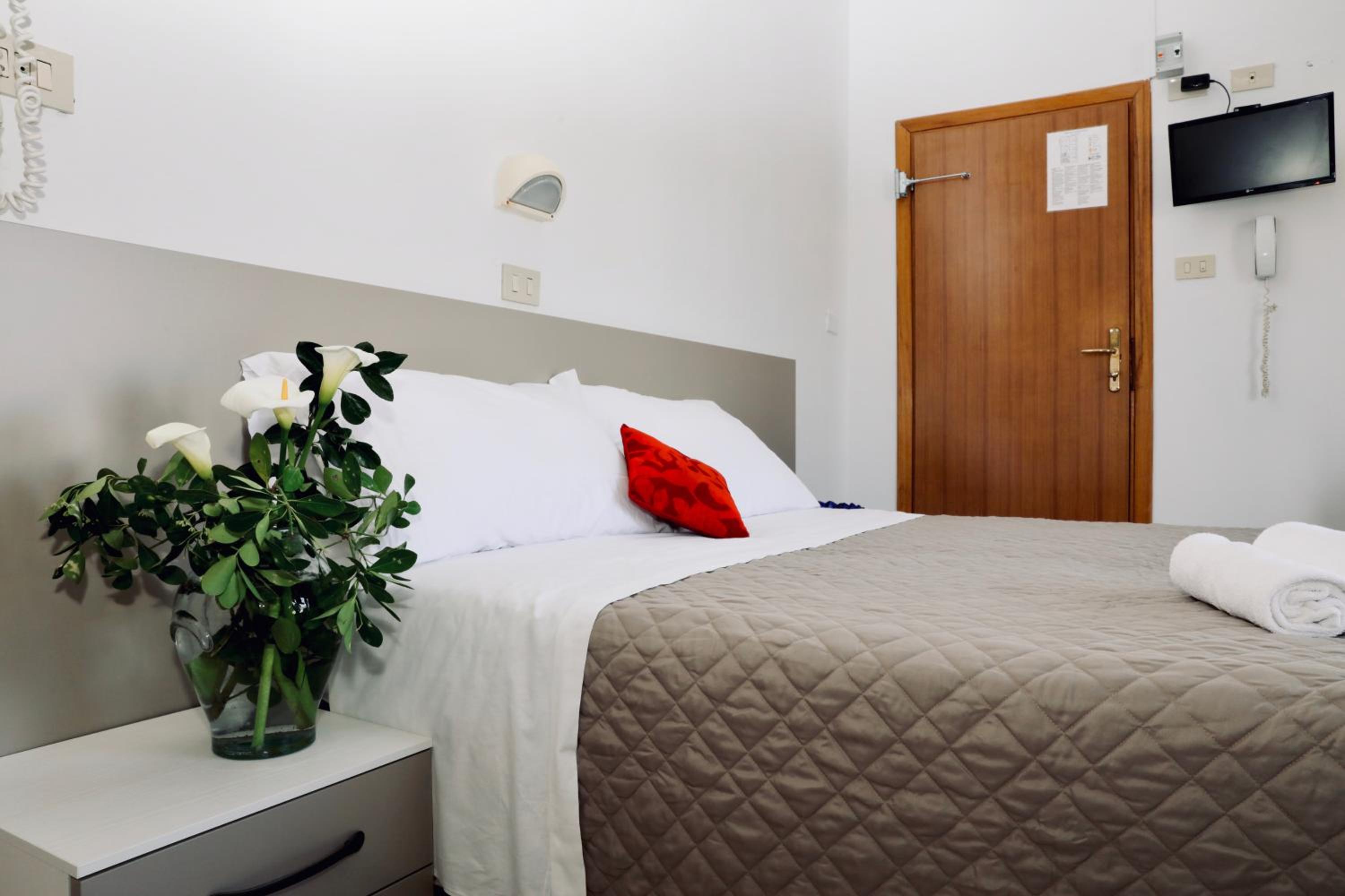 Double or Twin Room with Balcony - Photo 4