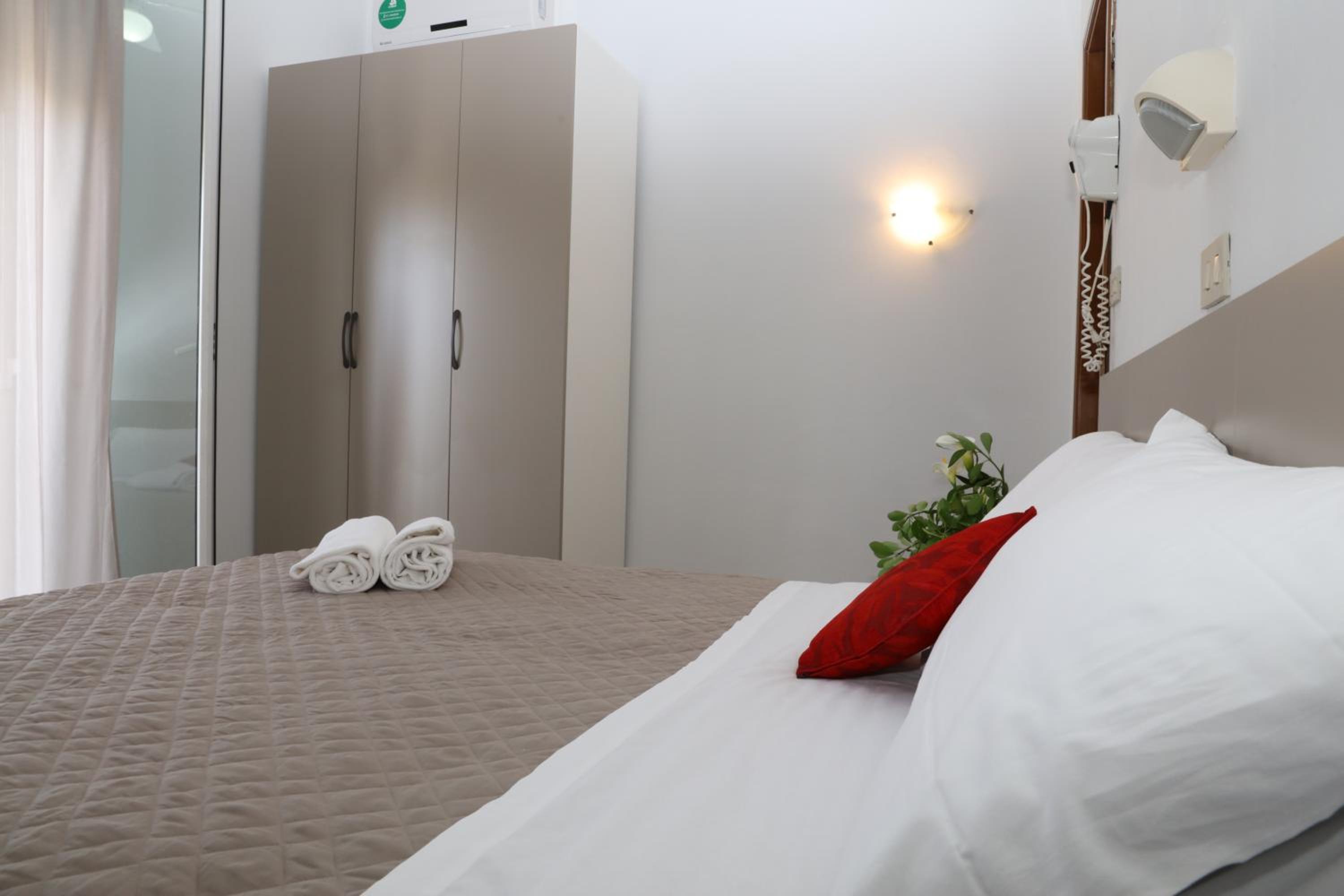 Double or Twin Room with Balcony - Photo 3