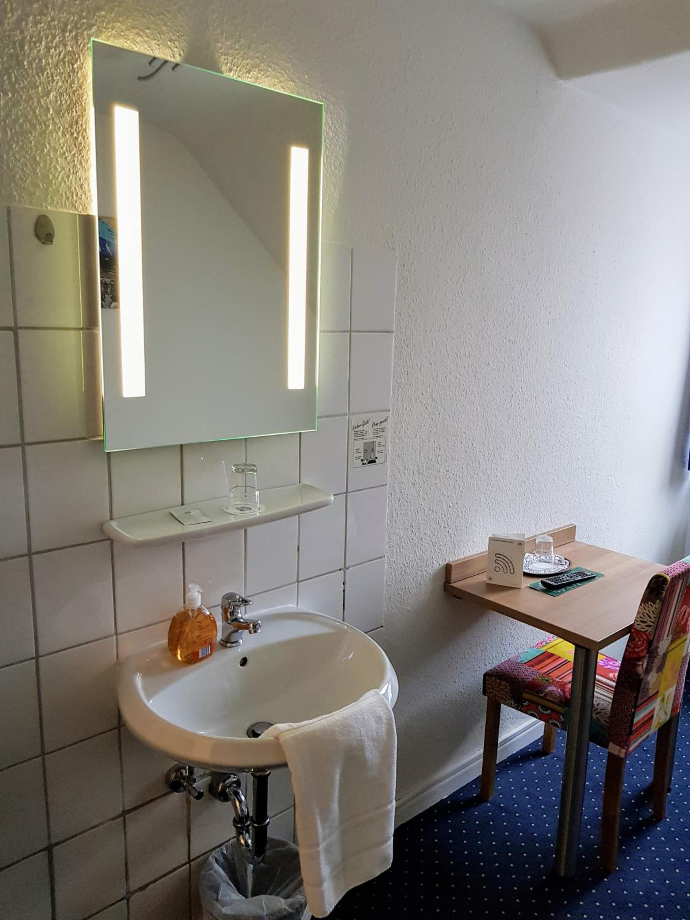 Single Room with Shared Shower and Toilet photo 3