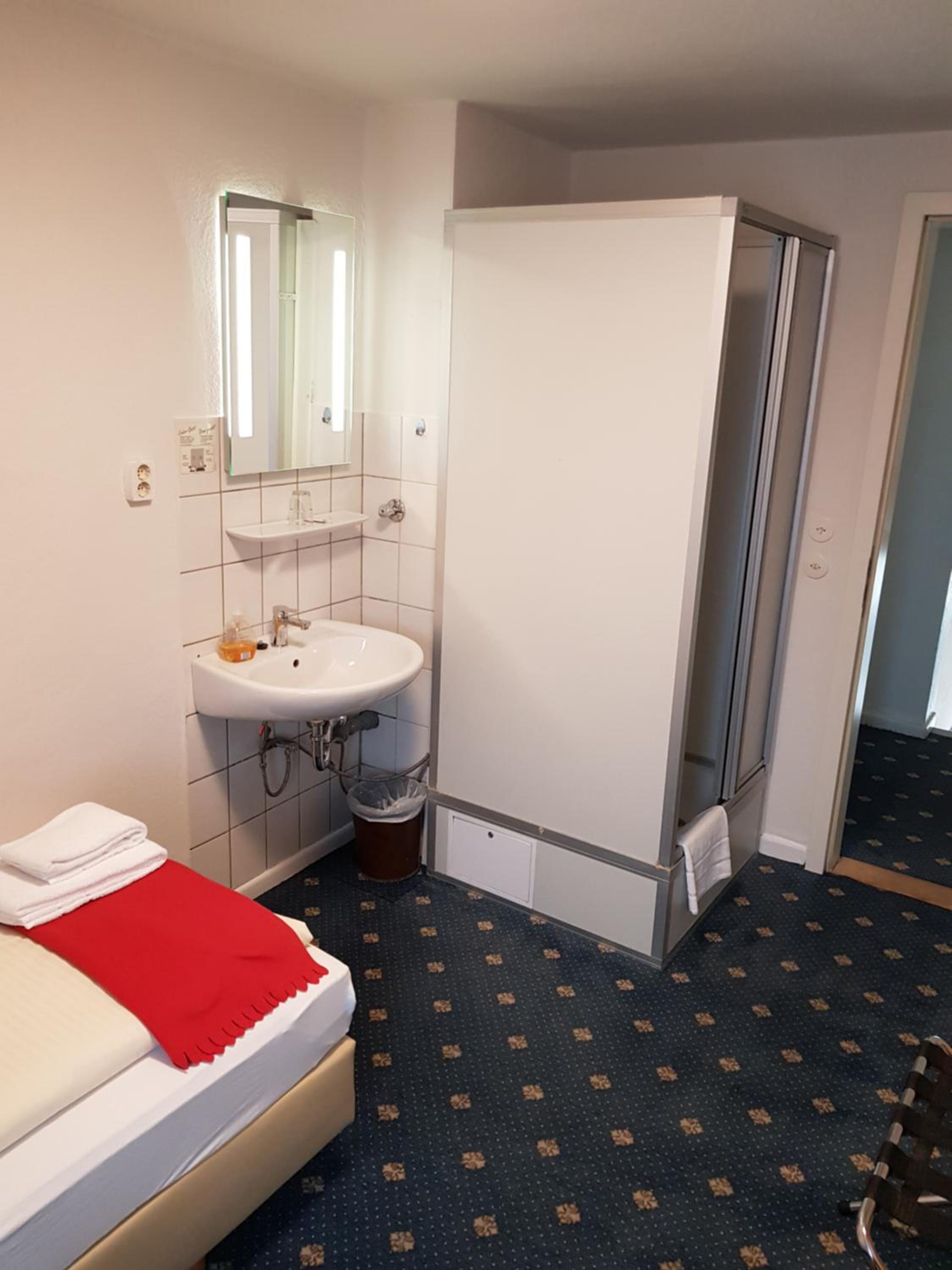 Single Room with Shared Shower and Toilet photo 2