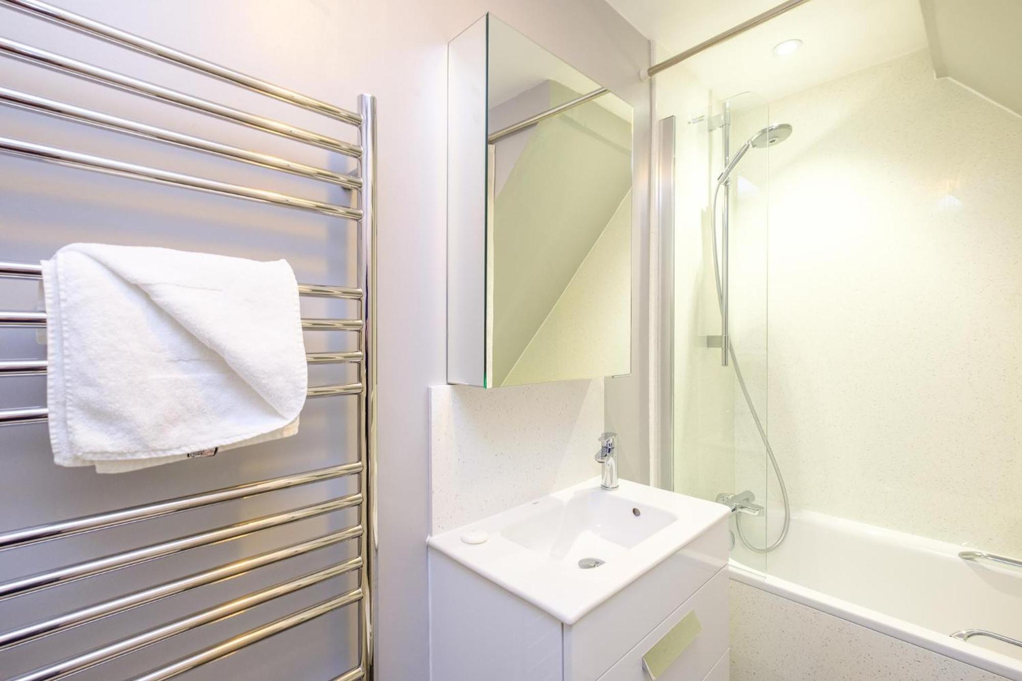 Two-Bedroom House - Photo 12