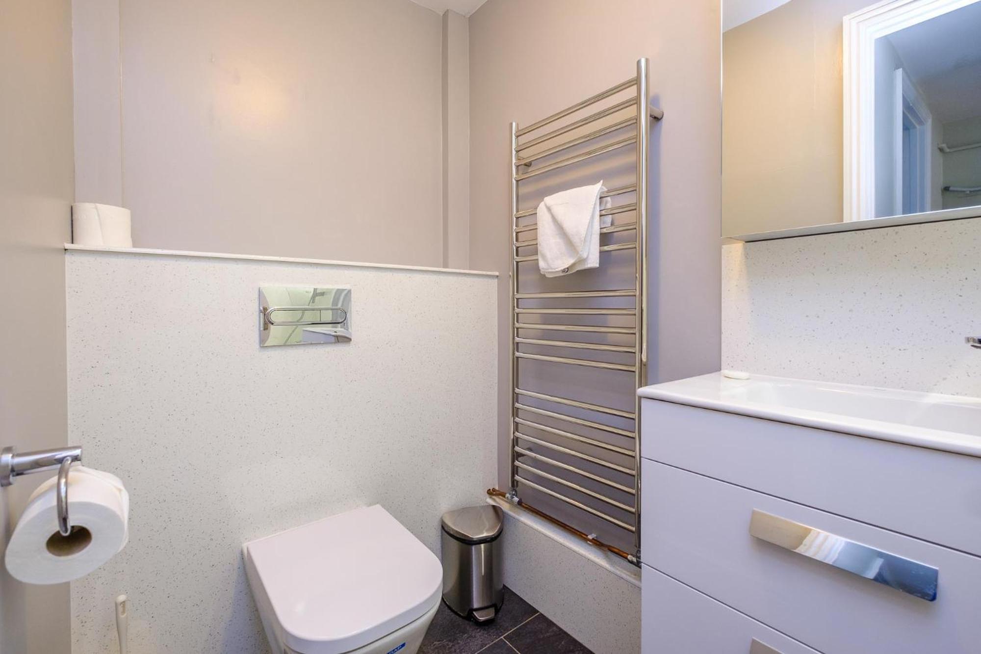 Two-Bedroom House - Photo 13