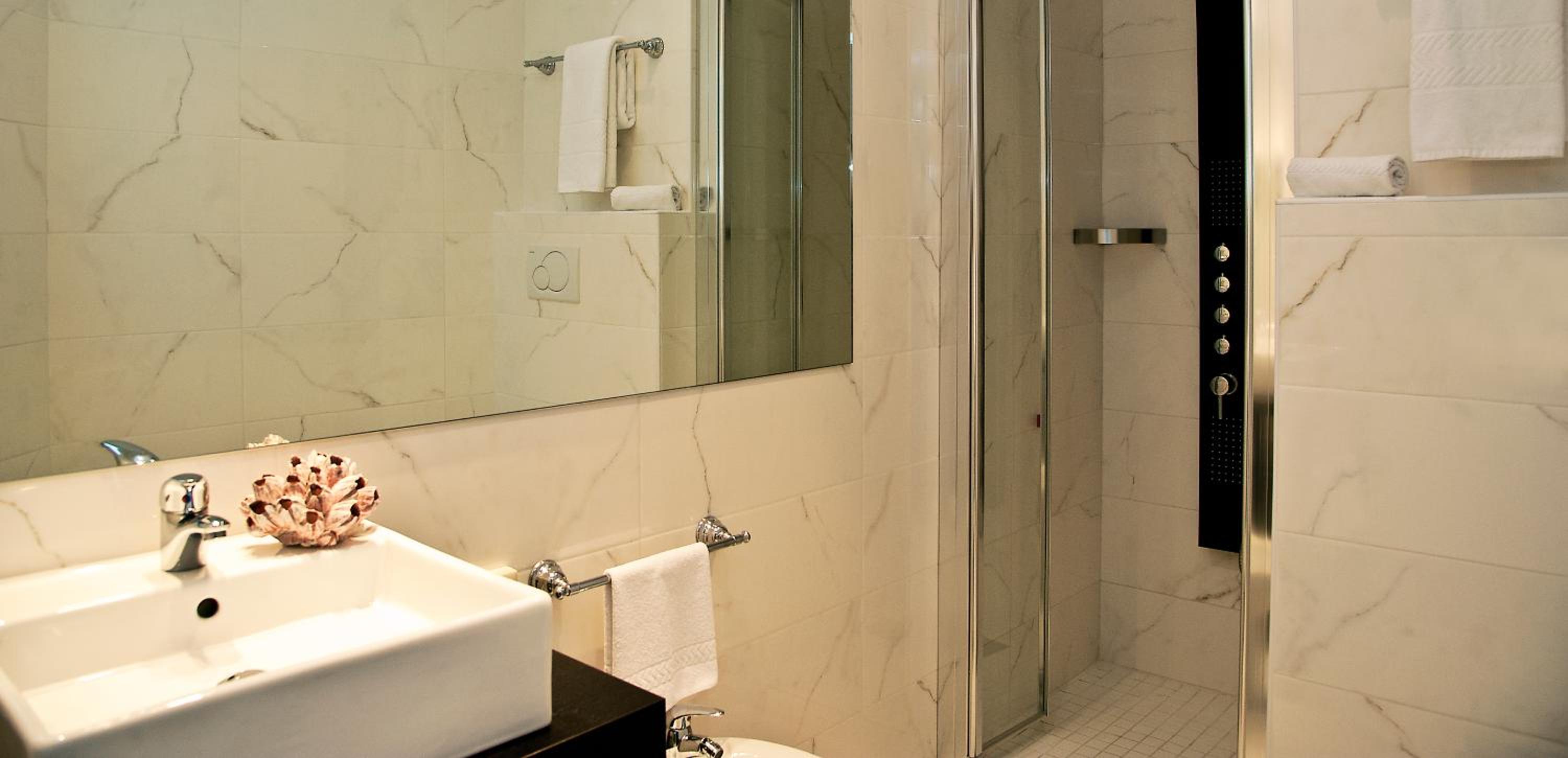 Double or Twin Room with Partial Sea View - Photo 3