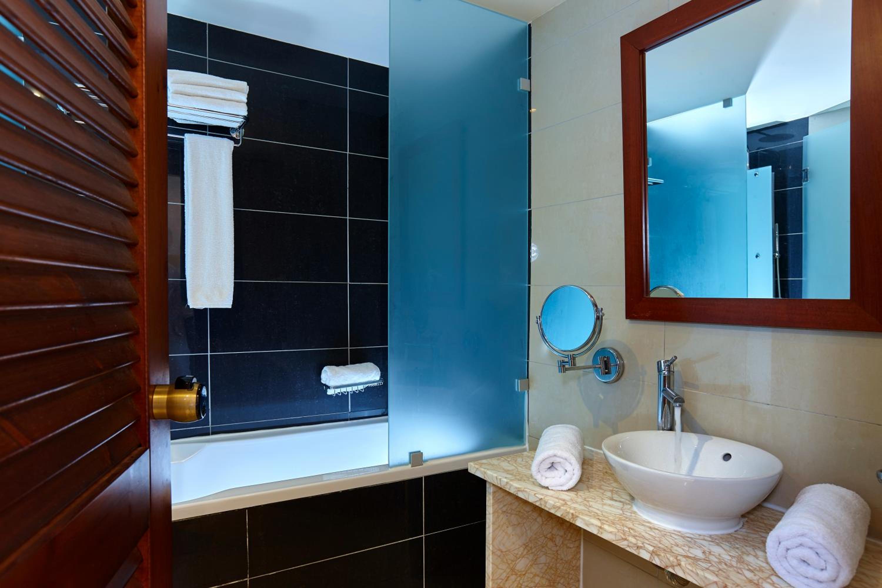 Superior Double Room thumbnail 6