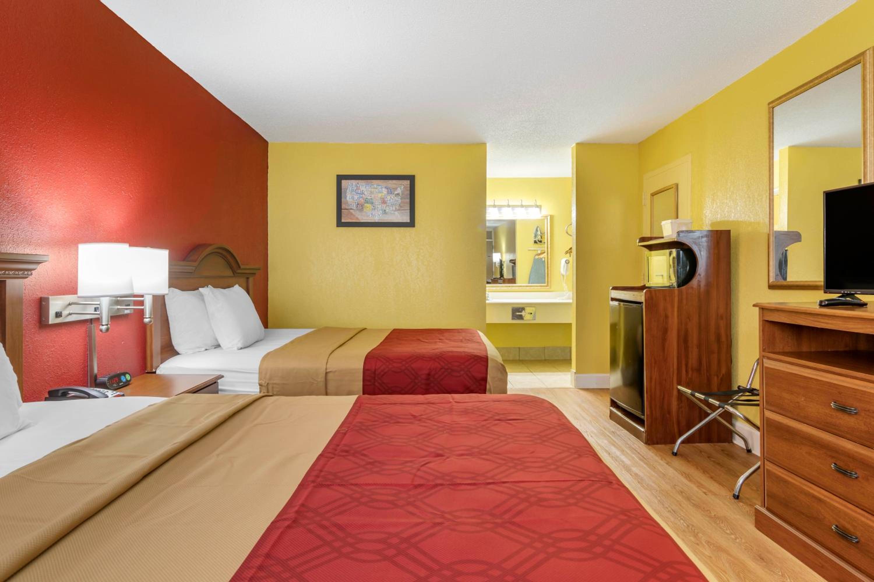 Queen Room With Two Queen Beds - Non-Smoking photo 2