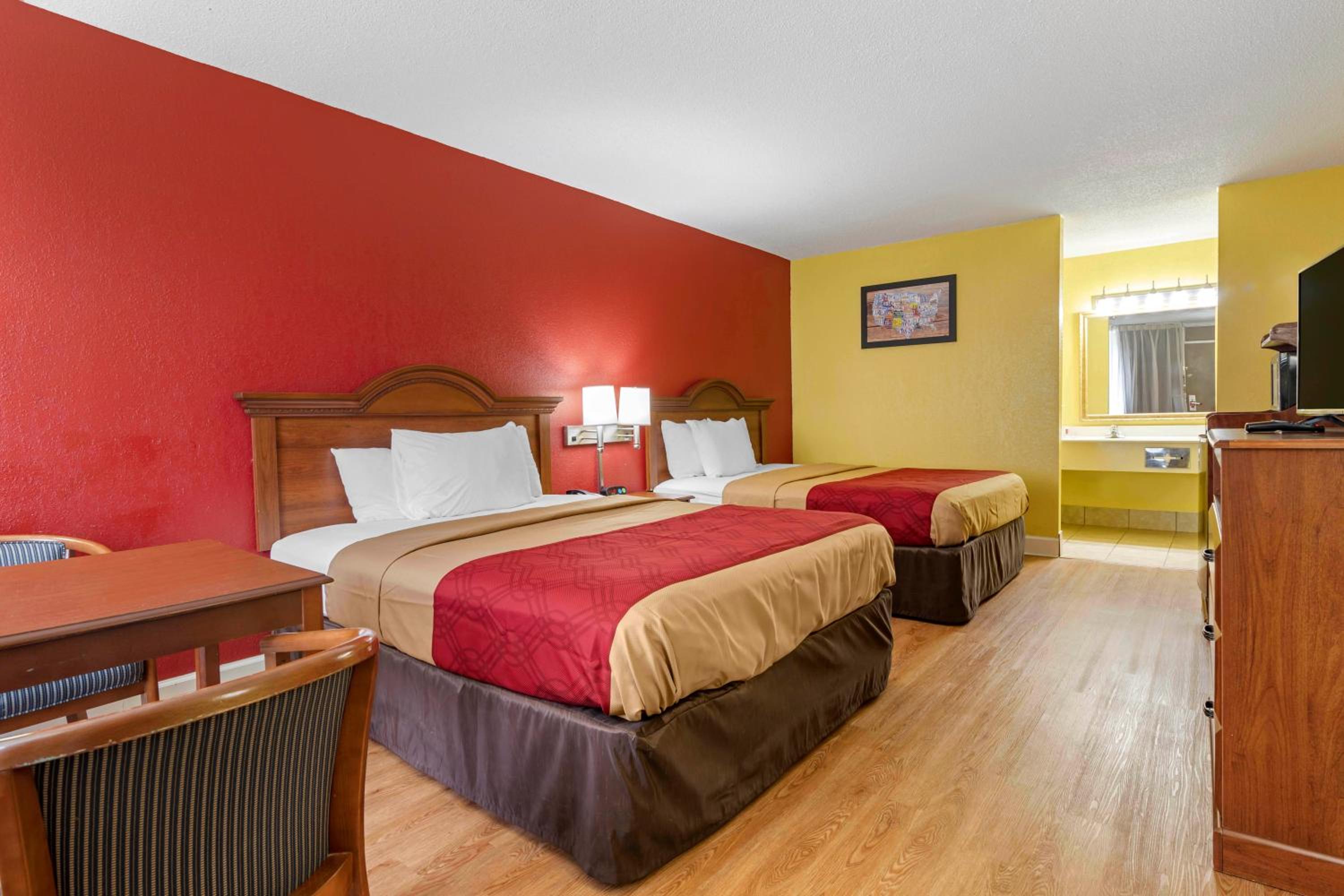 Queen Room With Two Queen Beds - Non-Smoking photo 1