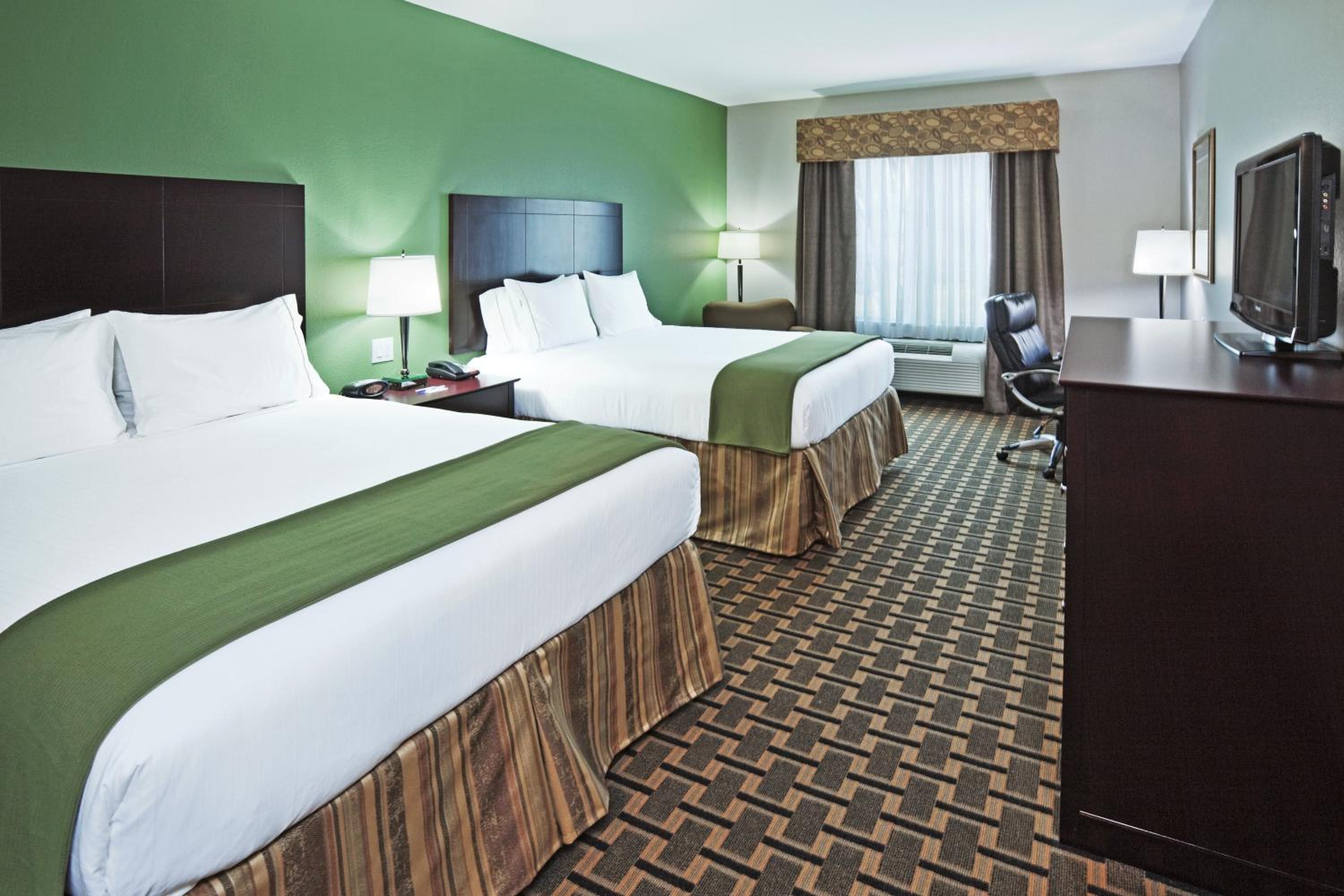 Standard Queen Room with Two Queen Beds - Photo 2