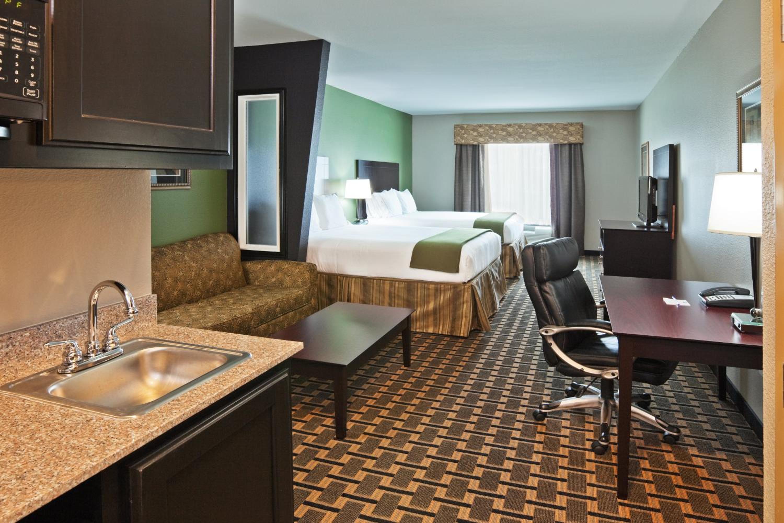 Suite with Two Queen Beds - Photo 4