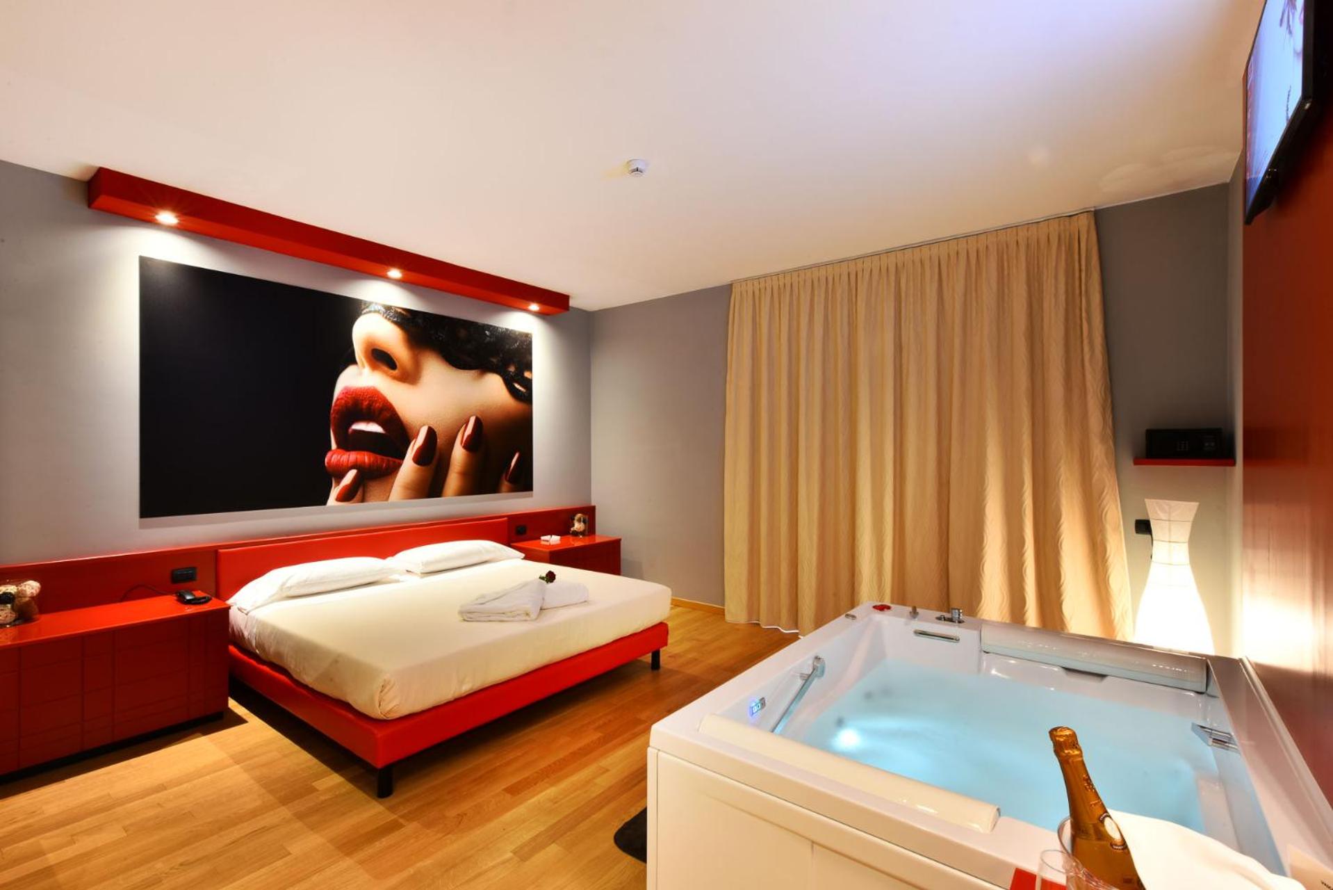 Double Room with Spa Bath - Photo 1