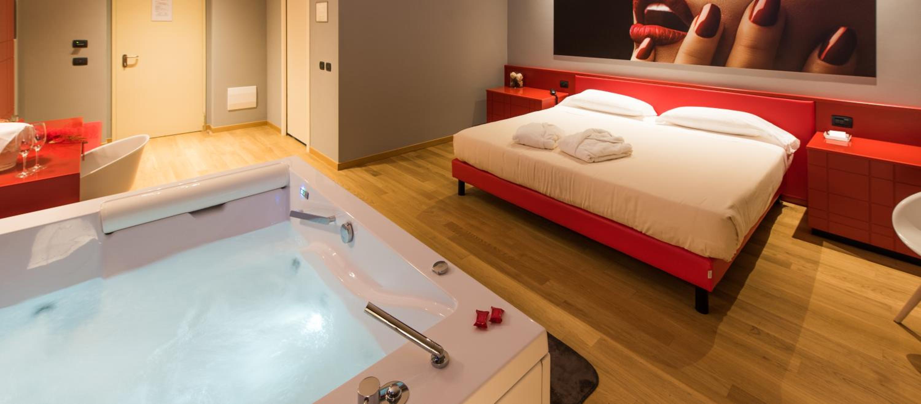 Double Room with Spa Bath - Photo 2