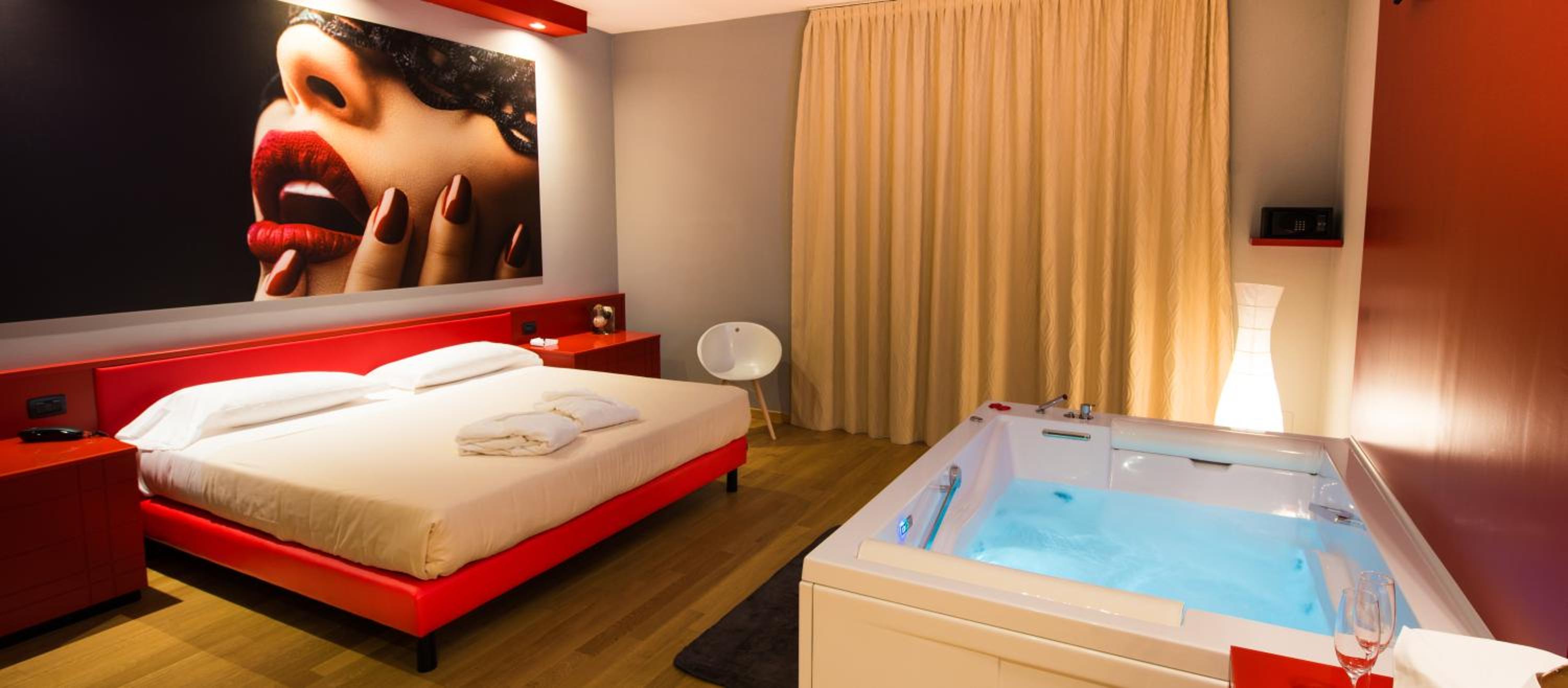 Double Room with Spa Bath - Photo 3