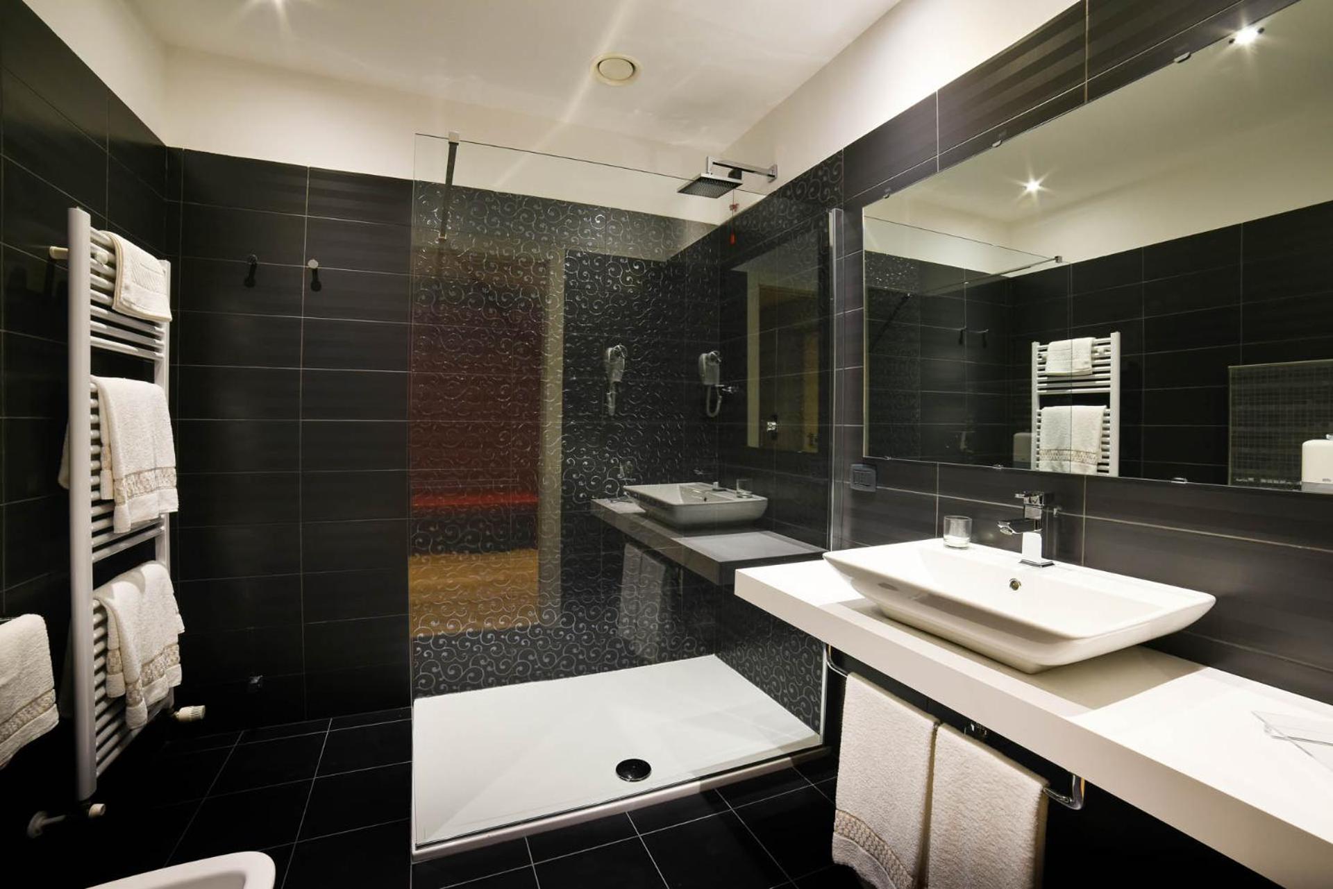 Double Room with Spa Bath - Photo 4