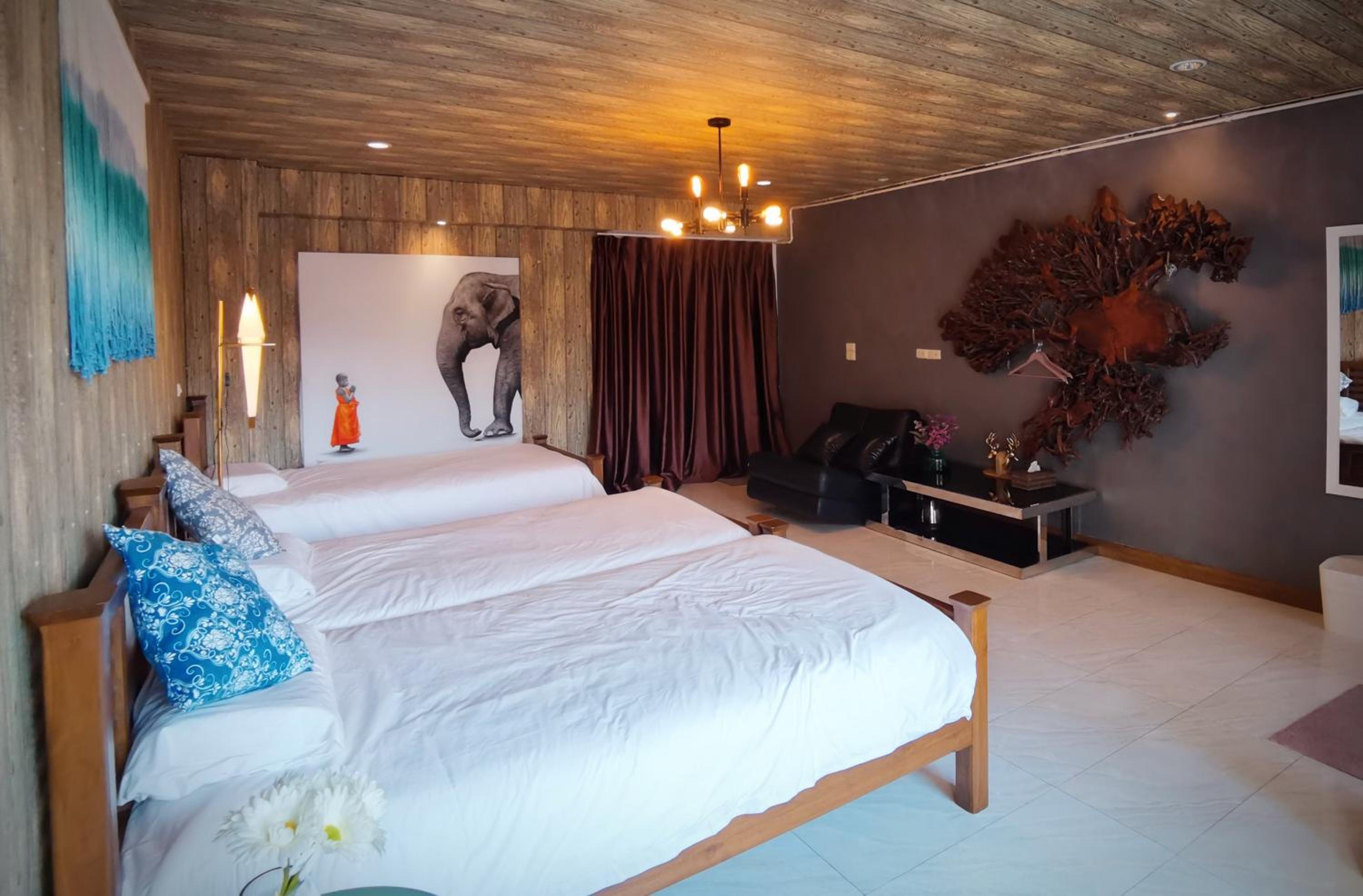 Deluxe Family Room - Photo 12