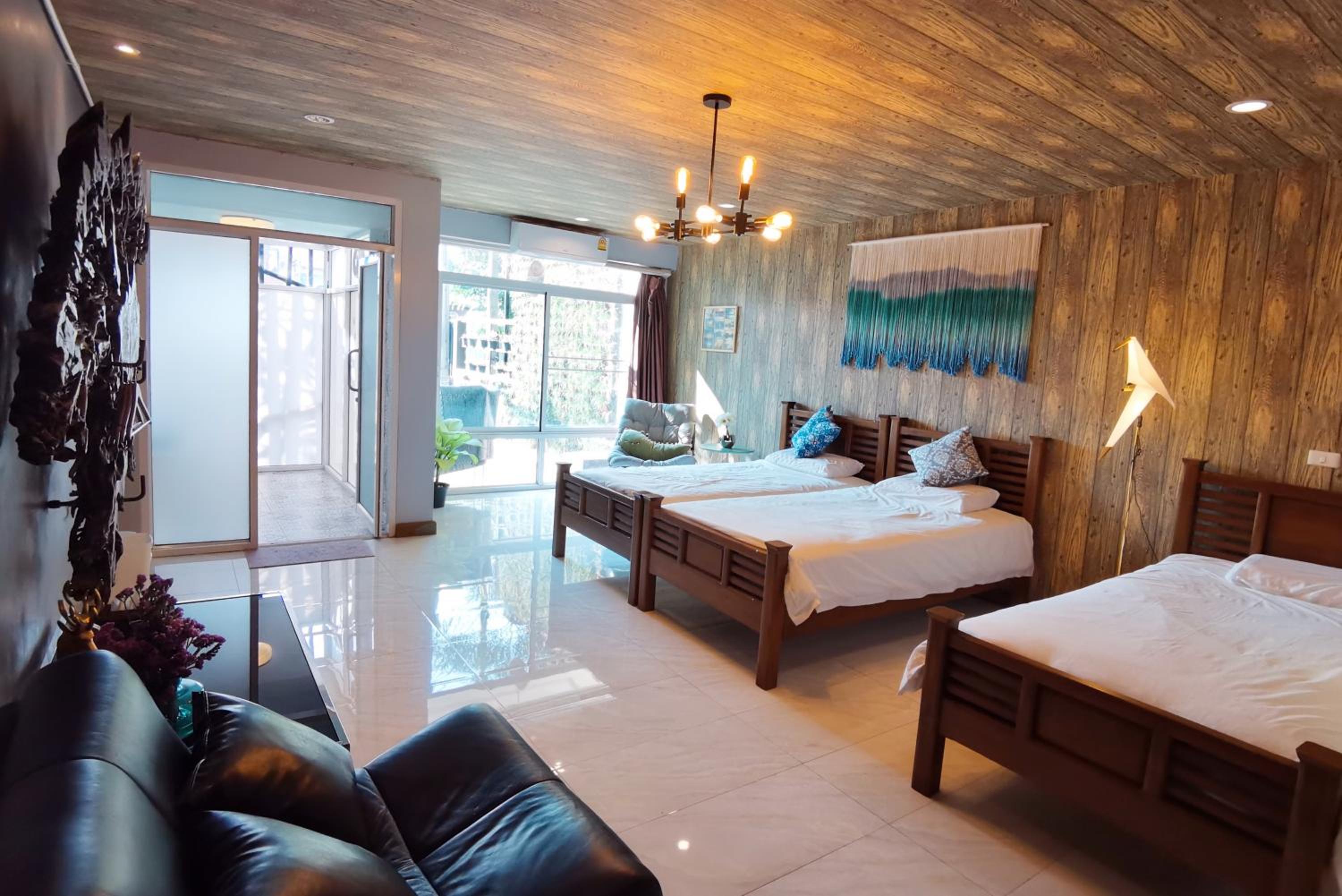 Deluxe Family Room - Photo 15