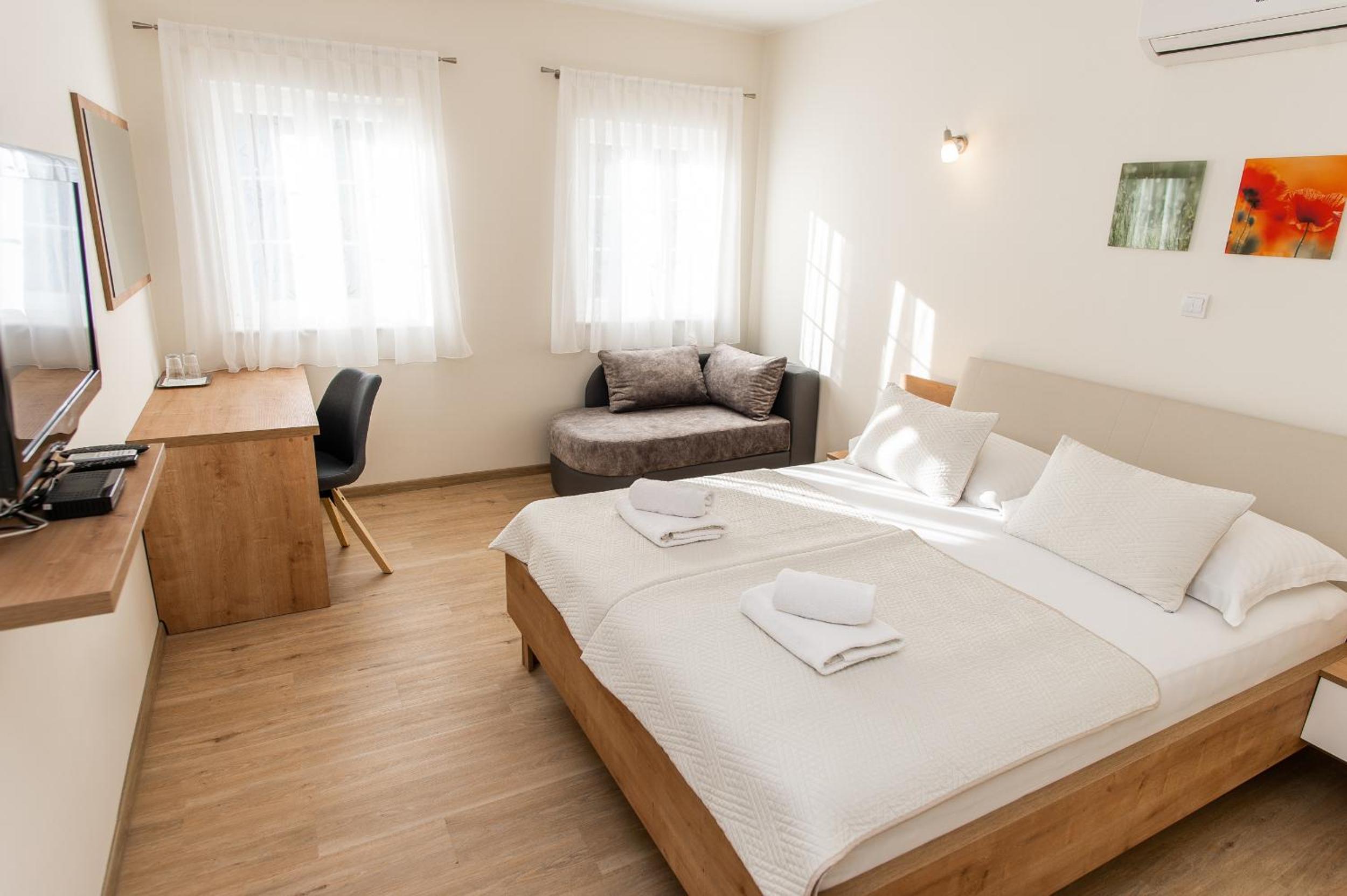Double Room - Photo 7