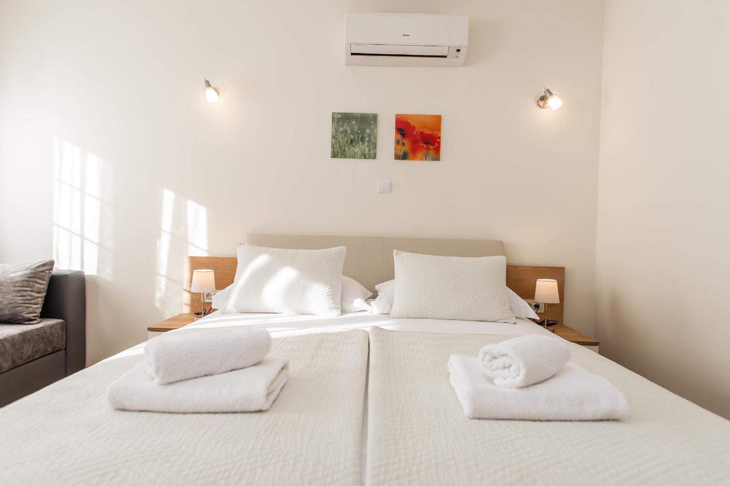 Double Room - Photo 6