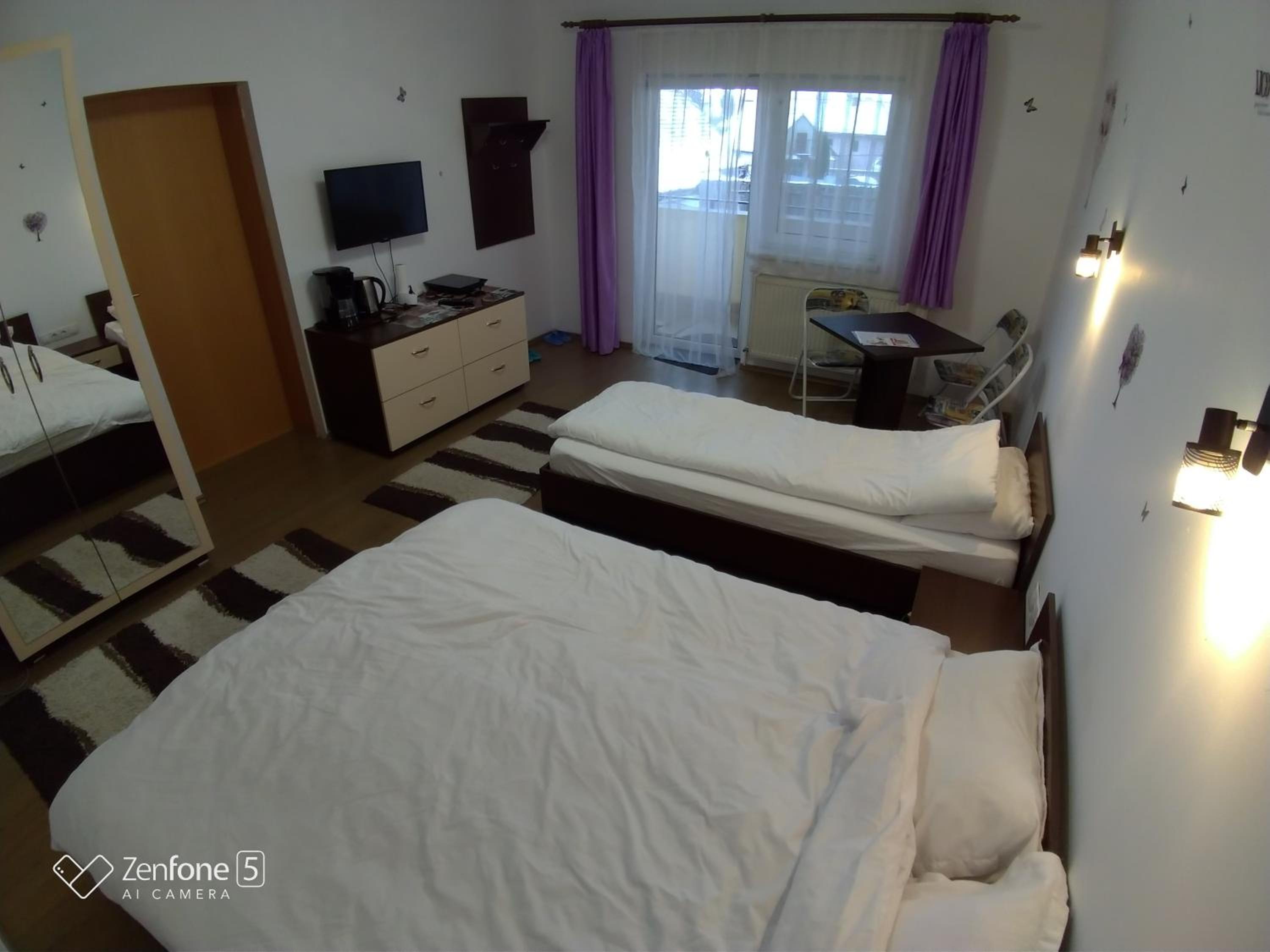 Triple Room with Balcony - Photo 23