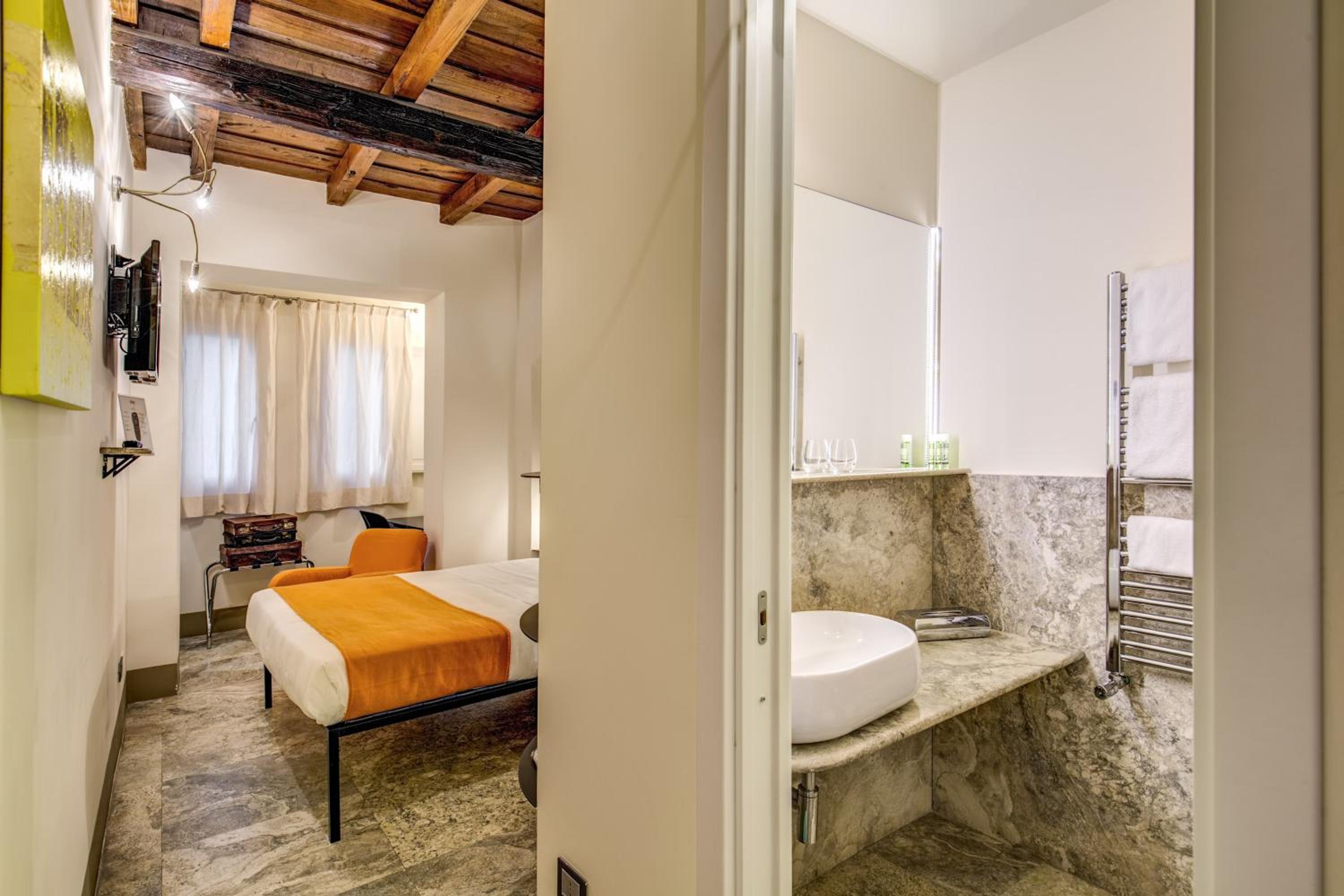 Large Double Room photo 3