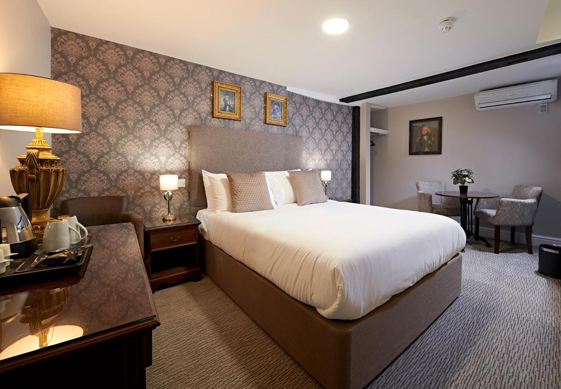 Deluxe King Room - Non-Smoking - Photo 6