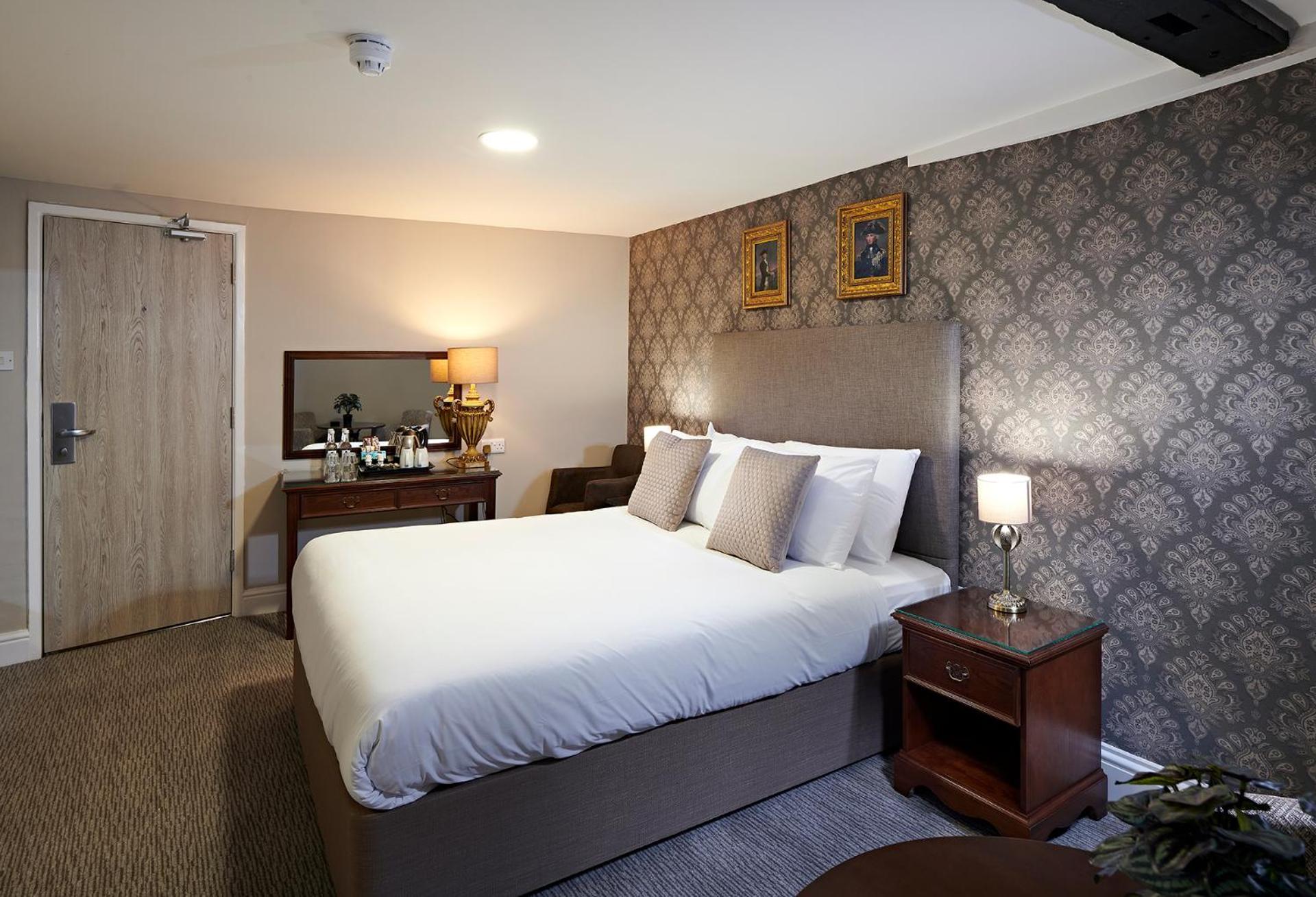 Deluxe King Room - Non-Smoking - Photo 3