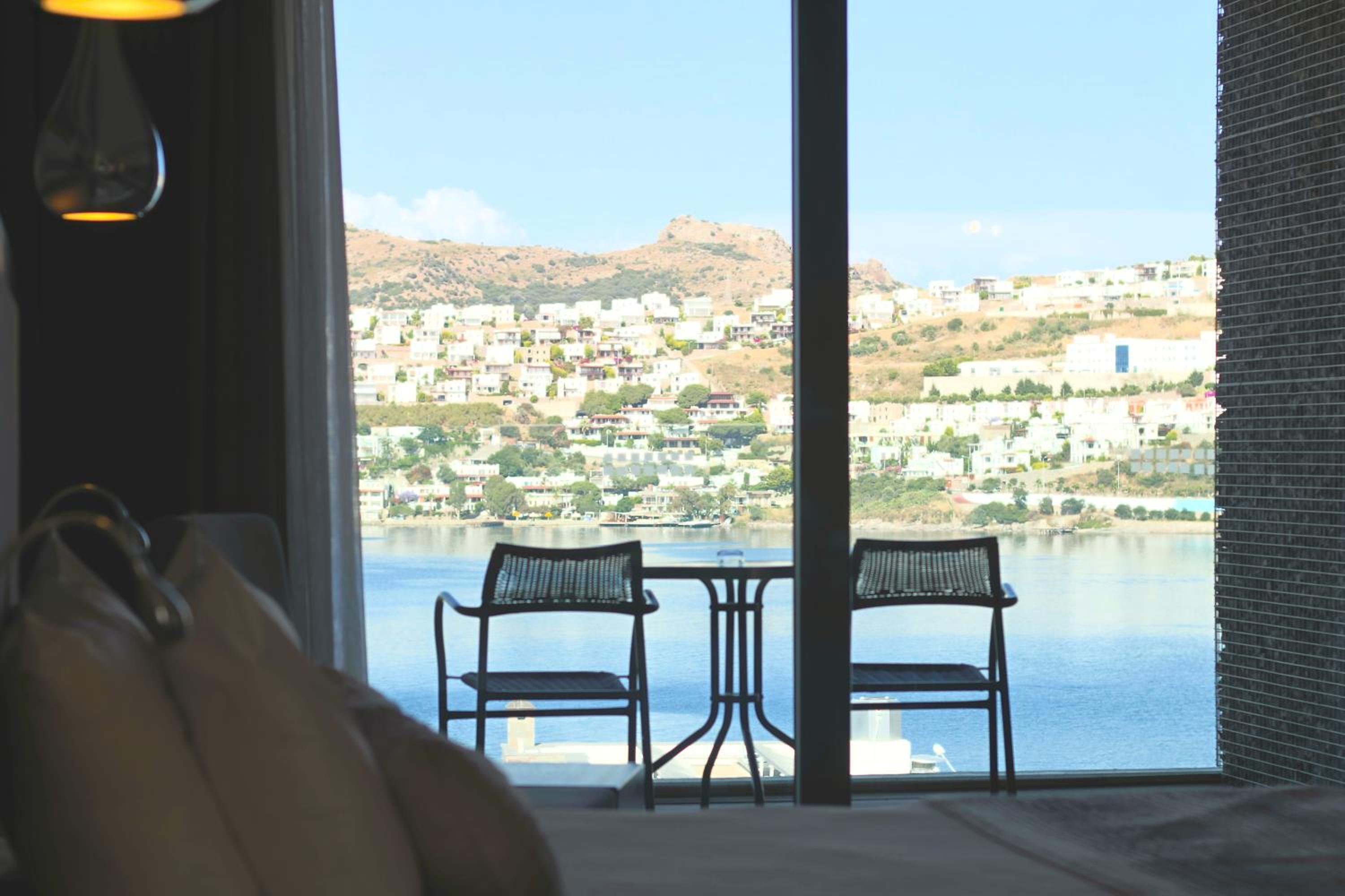 Deluxe Suite with Sea View - Photo 5