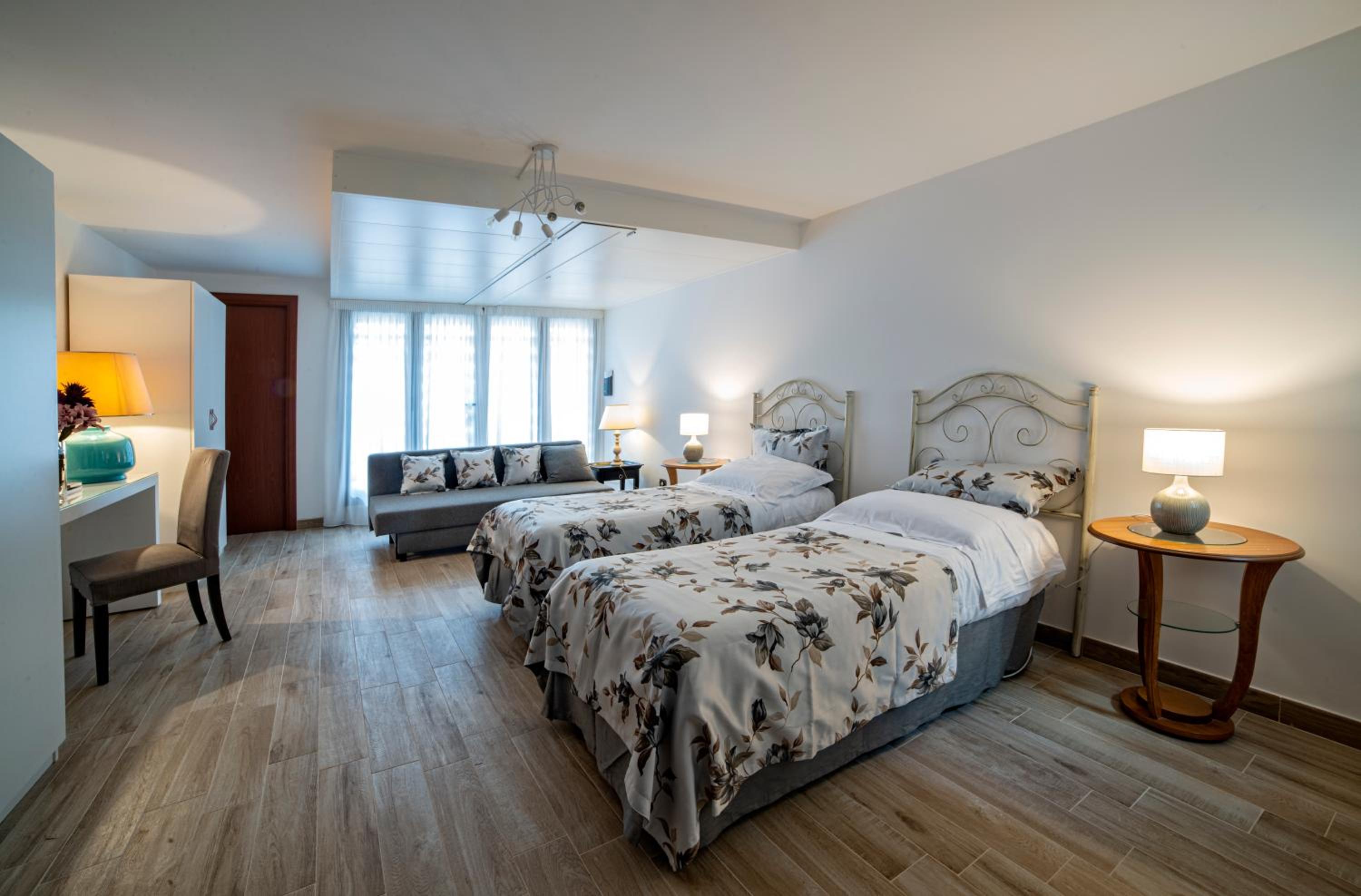 Superior Quadruple Room - Photo 10