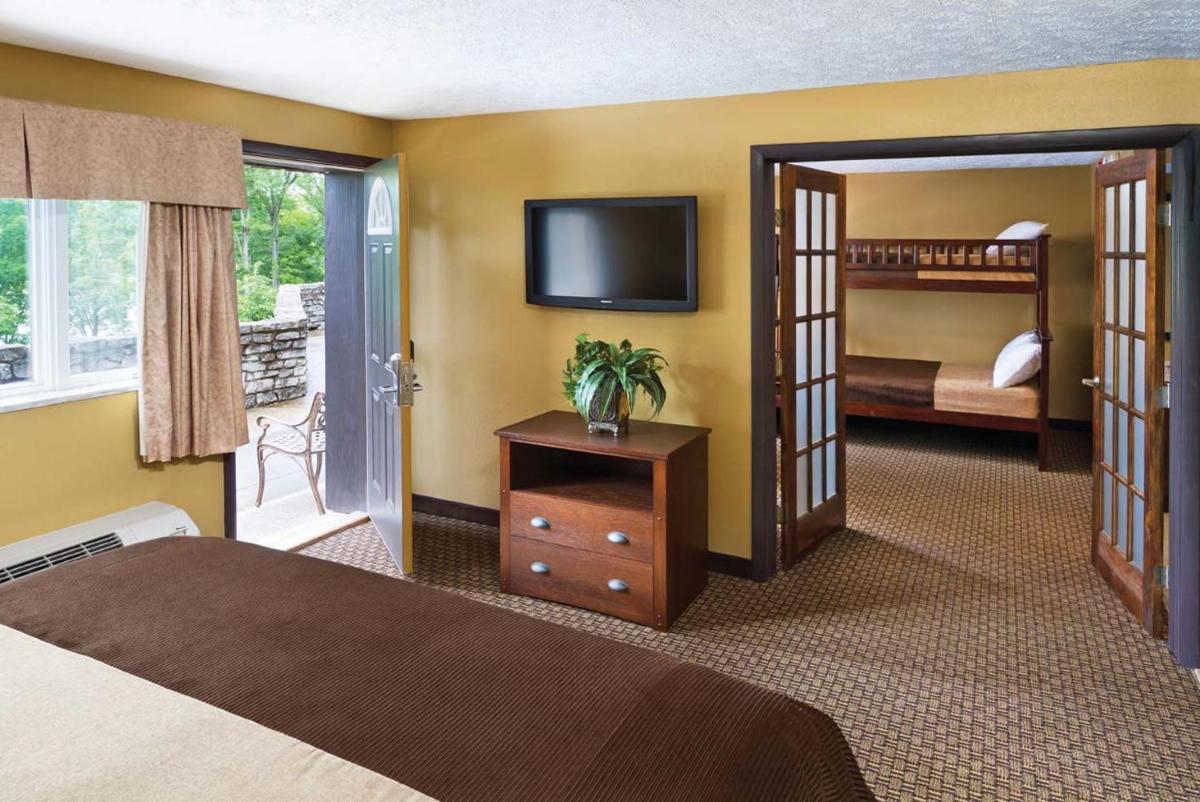 Deluxe Family Suite photo 1