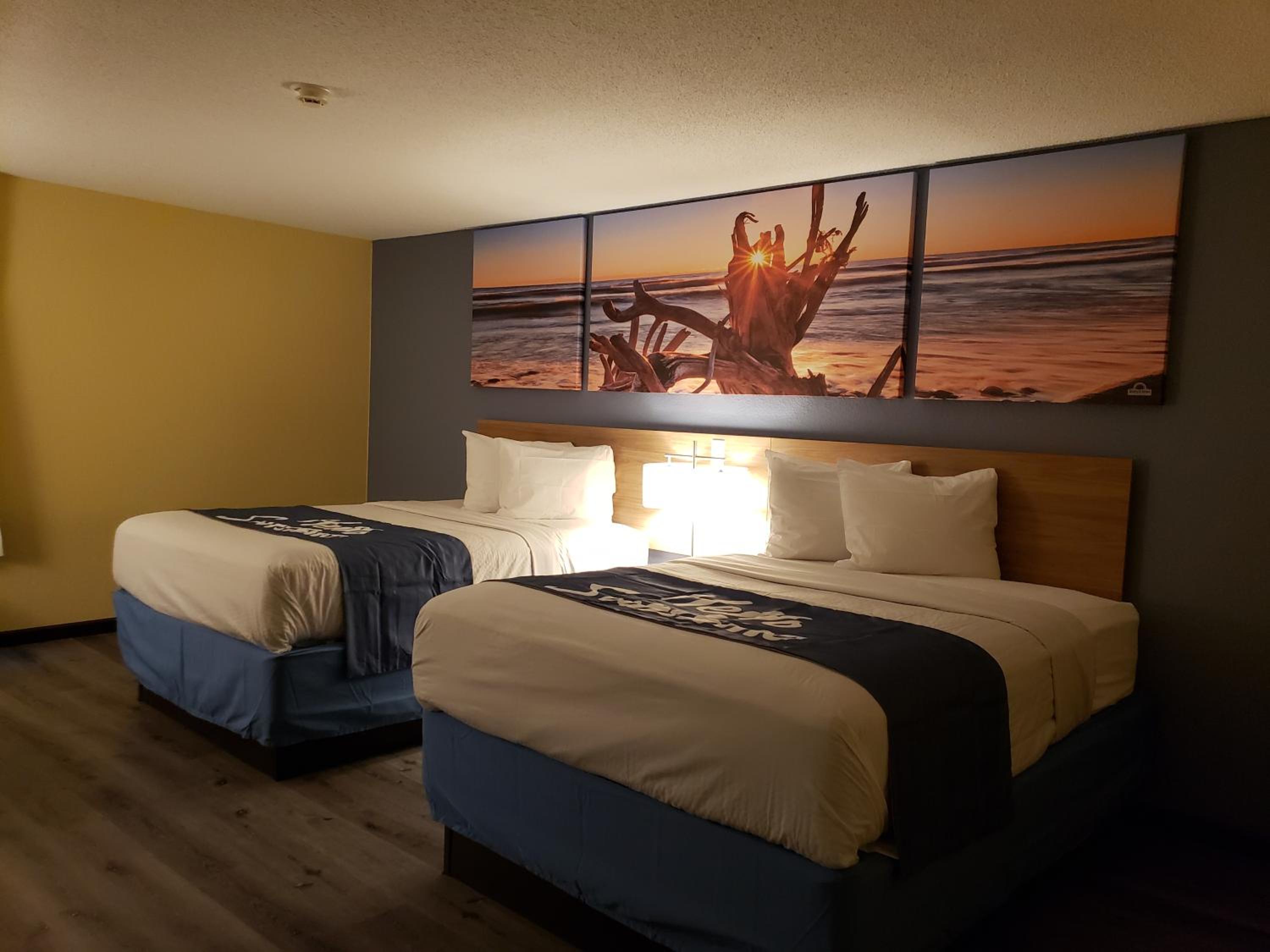 Queen Room with Two Queen Beds - Non-Smoking - Photo 1