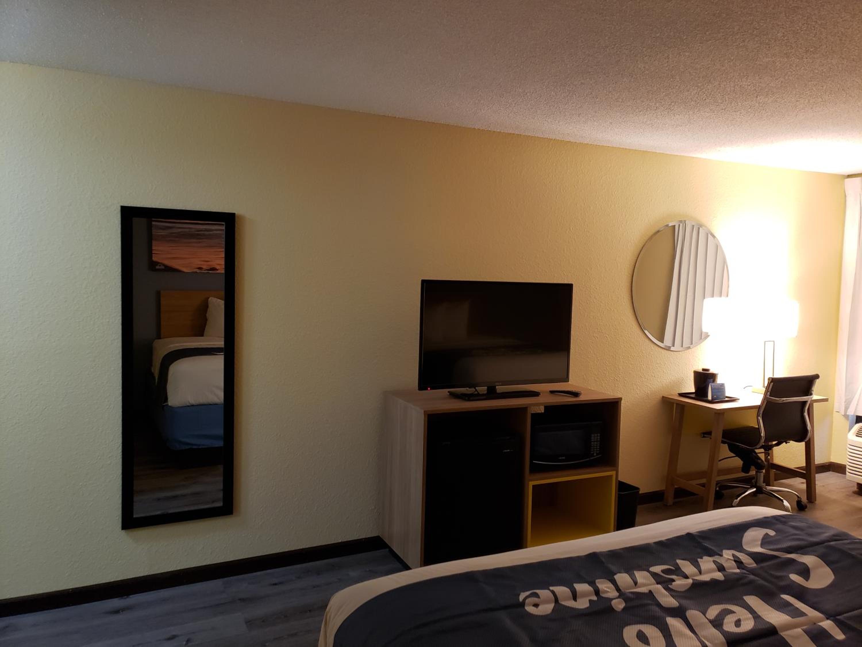 Queen Room with Two Queen Beds - Non-Smoking - Photo 11