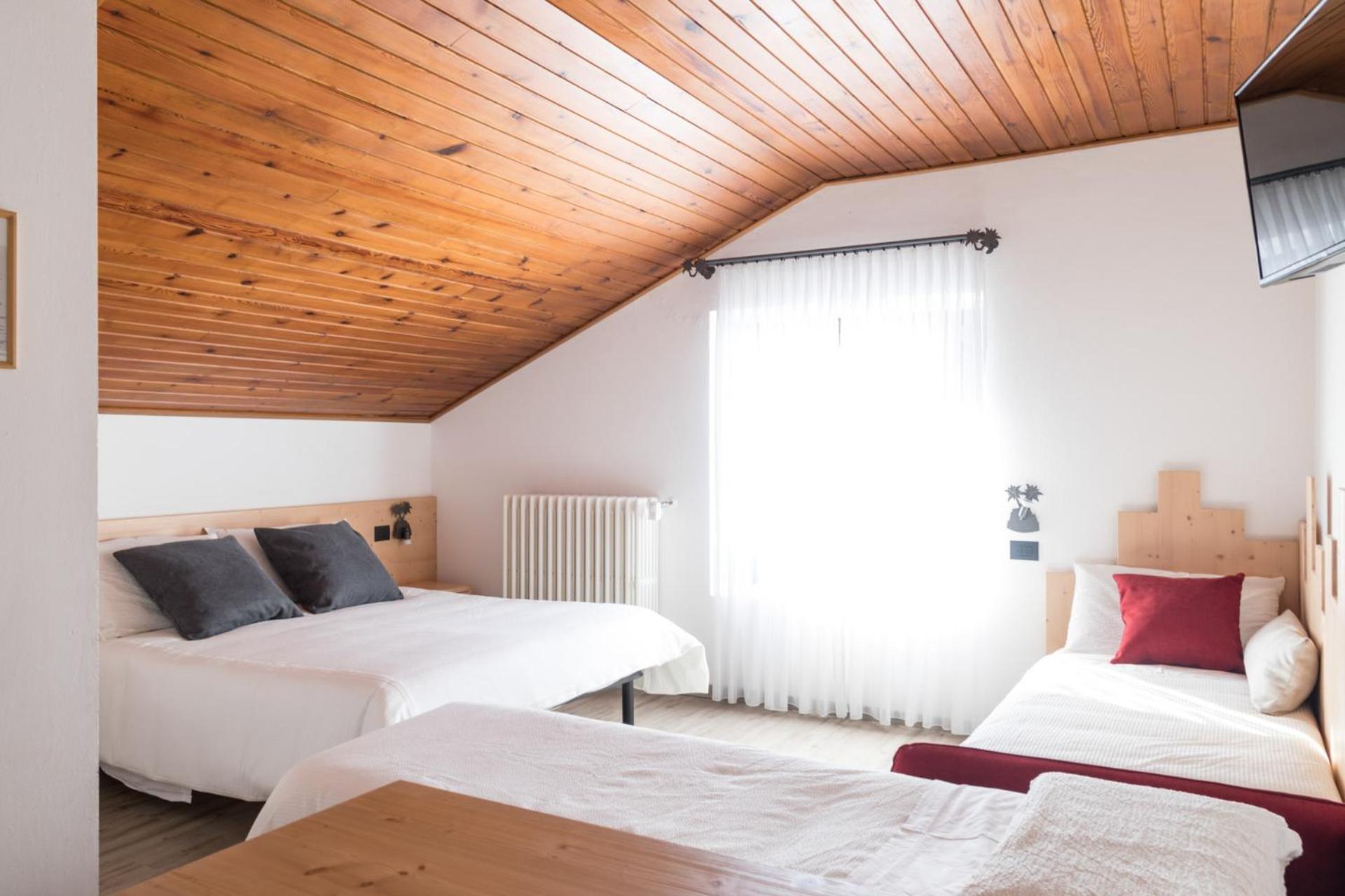 Superior Quadruple Room - Photo 4
