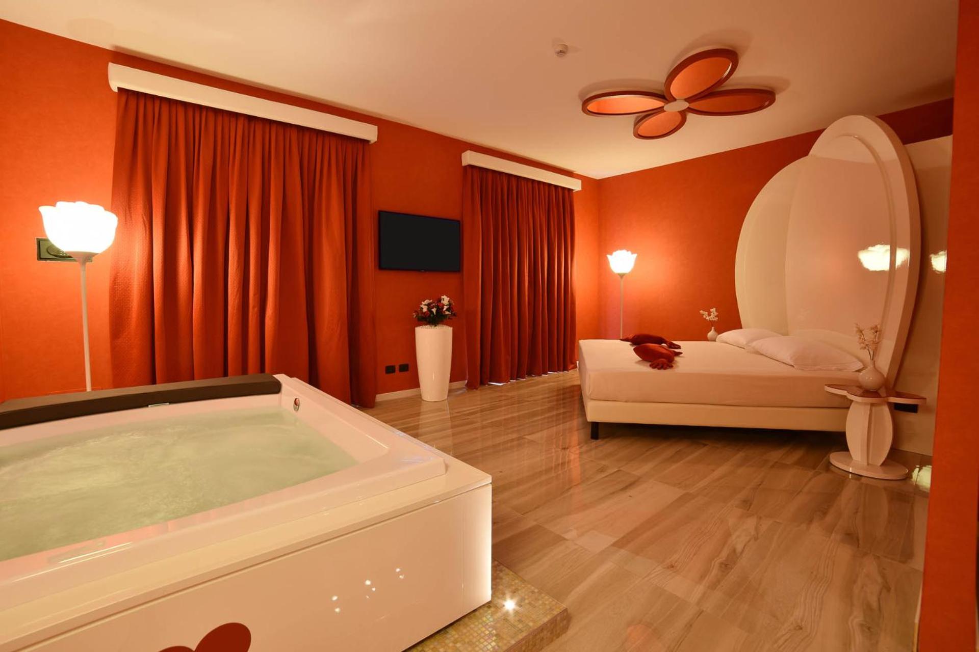 King Room with Spa Bath - Photo 2
