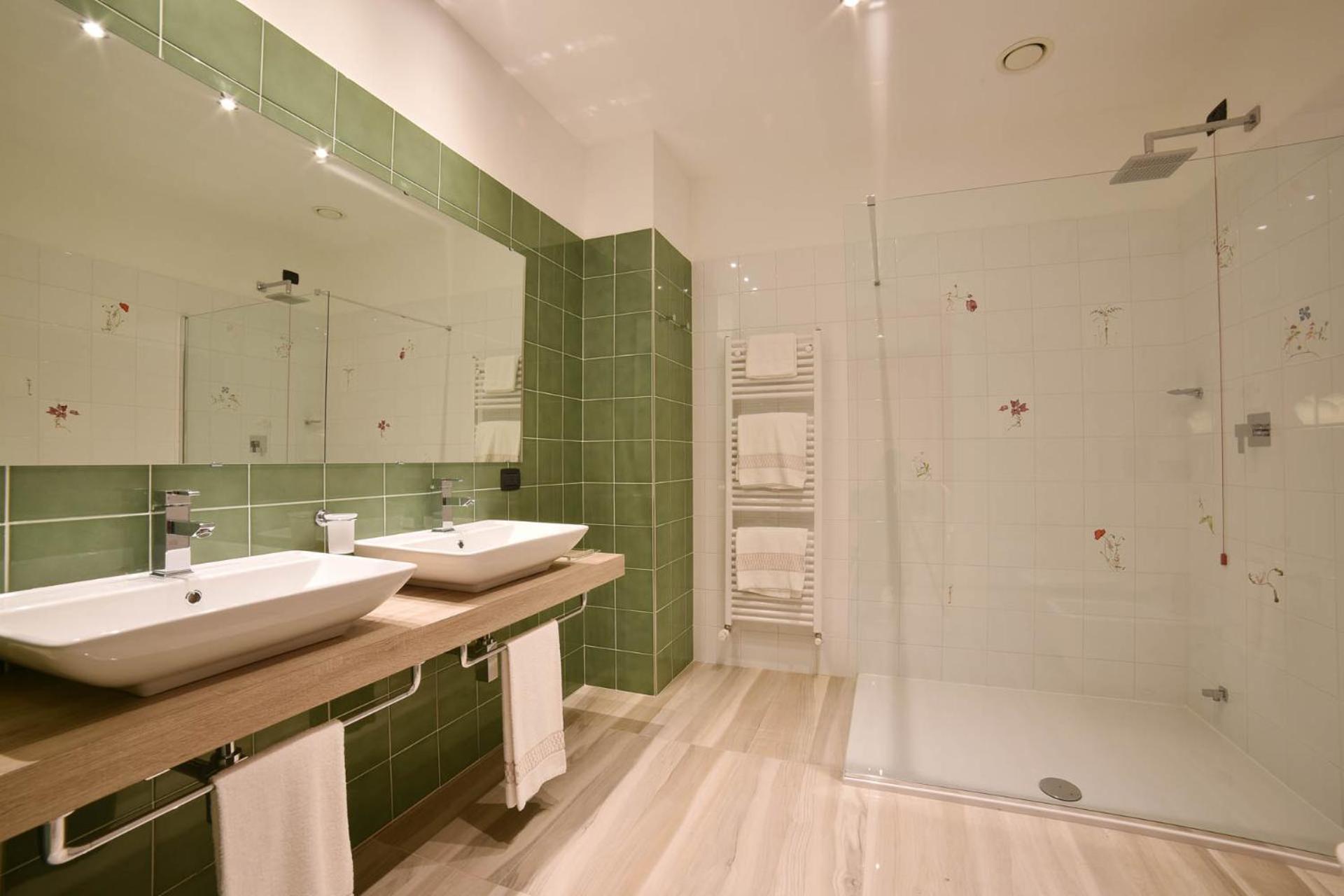 King Room with Spa Bath - Photo 4
