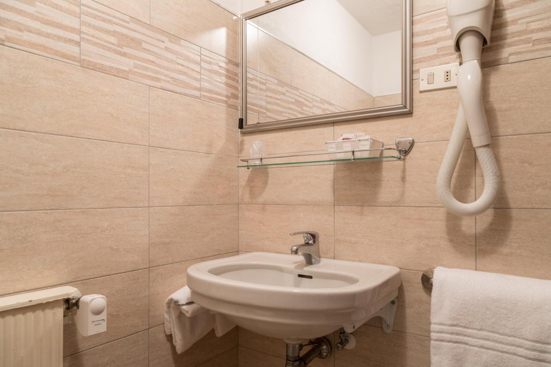 Double Room - Photo 5
