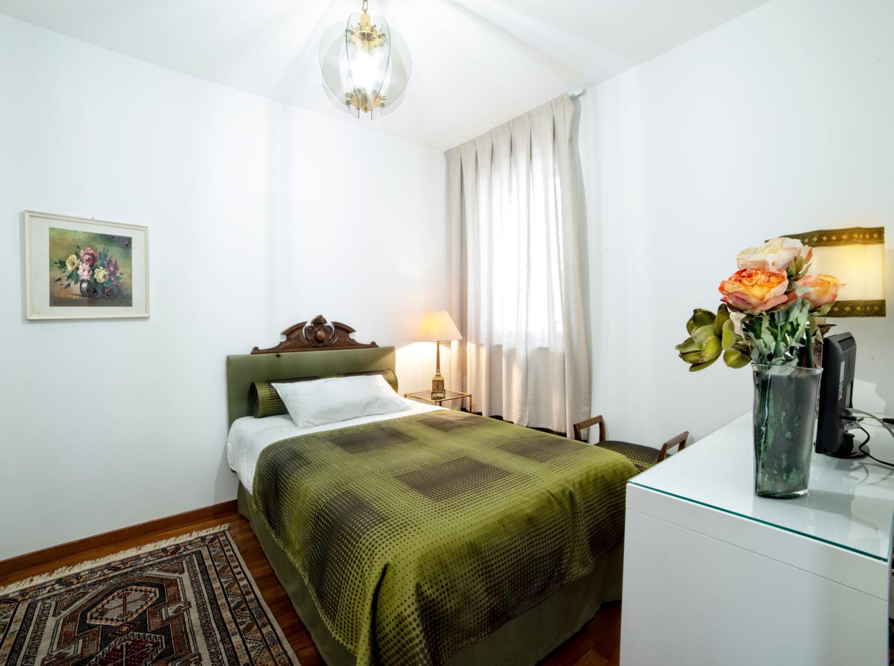 Single Room with Private Bathroom photo 2