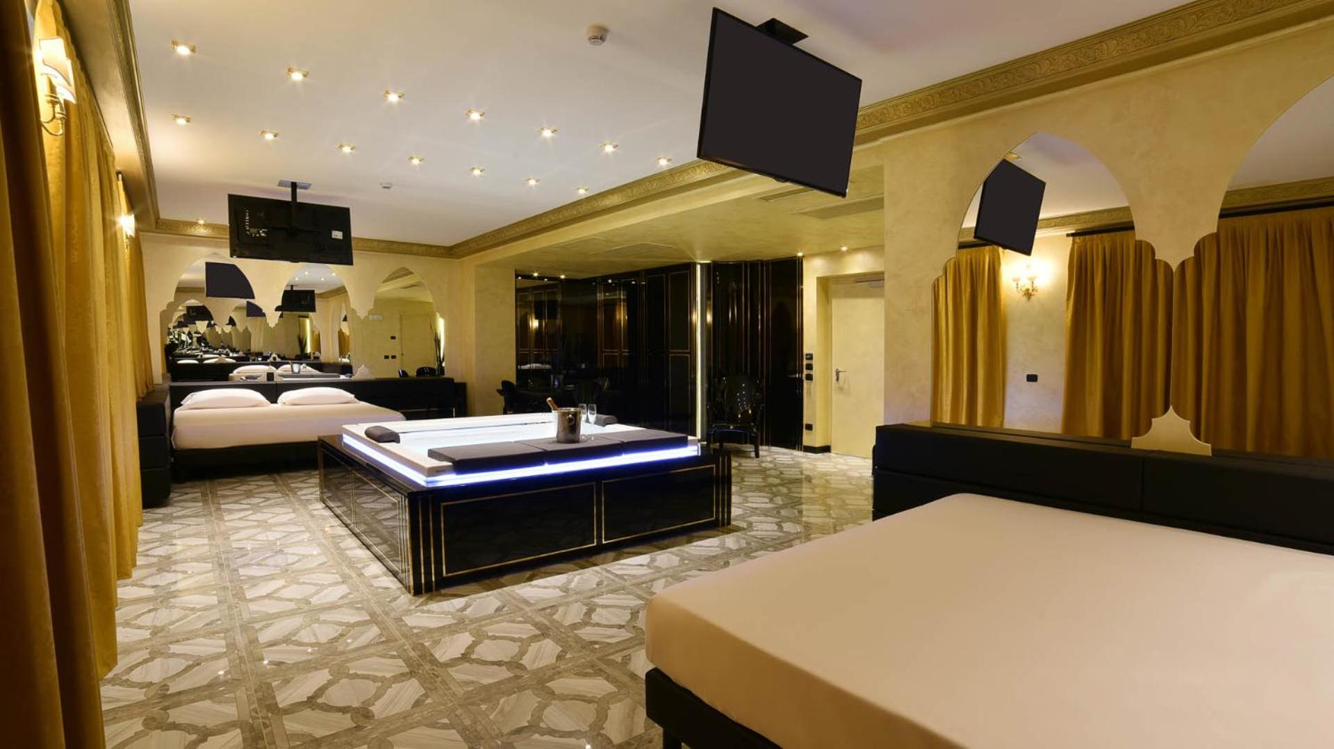 Queen Room with Spa Bath - Photo 1
