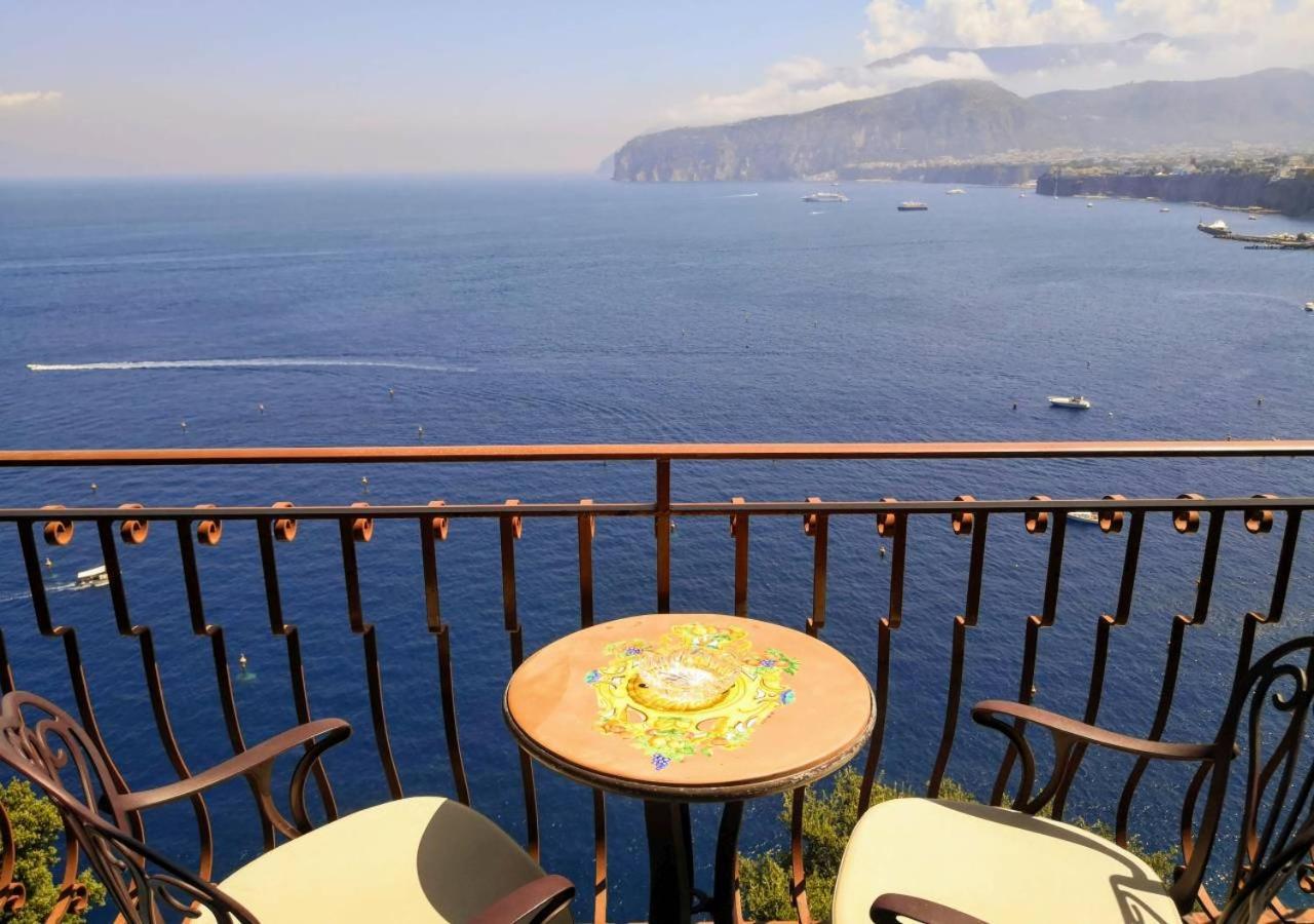 Superior Room with Balcony and Sea View - Photo 4